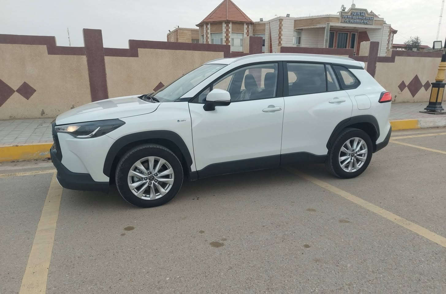 السلام عليكم إخوتي الأعزاء 
للبيع كورلا كروس موديل ٢٠٢٥ رقم بغداد ماشية ٢٢ السيارة بوضع الوكالة مكفولة كفالة عامة من كلشي لا شخط ولا بارد ولا تكحيل مكانها بعقوبة سعرها ٢٦٧٠٠ للإستفسار ***********
