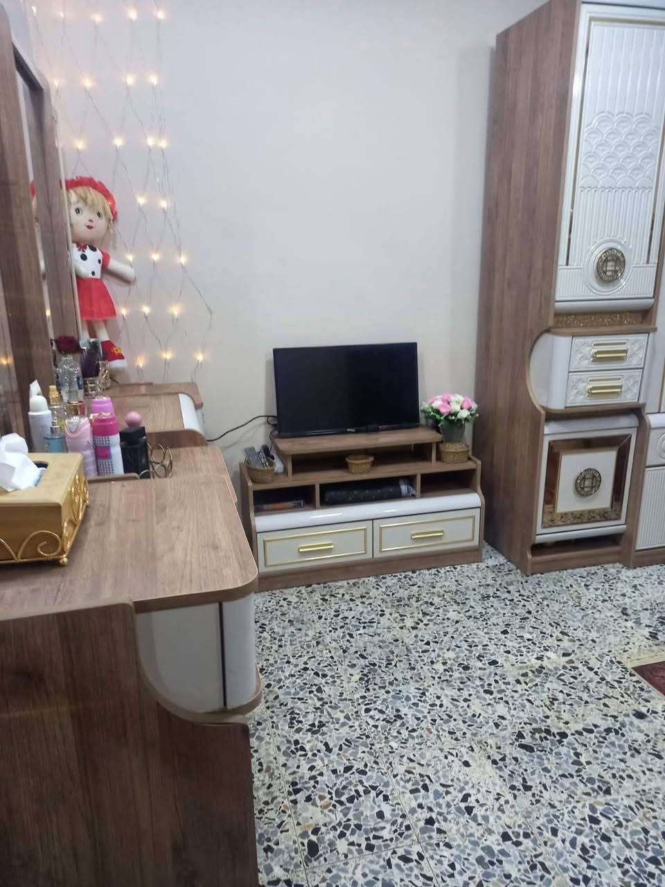 غرفة نوم تركية ملكية (١١ قطعة) بحالة ممتازة للبيع
التفاصيل:

​المنشأ: تركي أصلي (ديزاين ضخم وفخم).

​العدد: ١١ قطعة كاملة (تشمل كافة الملحقات).

​الحالة: "استخدام سنة واحدة فقط - بحالة الجديد تماماً"

​المميزات: الغرفة تتميز بمتانة الخشب والتصميم الضخم الذي يملأ الغرف الكبيرة، تعطي هيبة وجمالية عالية للمكان. 

المكان : بغداد/ حي الرئاسة

للتواصل : ***********
