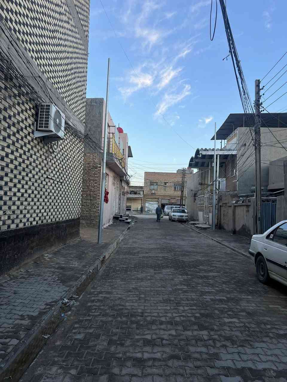 دار للبيع المساحه 100 متر في حي ميسان قطاع 22 بصف شارع الكيات الشارع الرئيسي من شارع  التجاري طابق ونص شغل جناي صب درجه أولى مميز خريطه مودرن مميزه ايضا يحتوي الدار على غرفتين وصالتين ومطبخ واستقبال مفتوح على الصاله صحيات داخليه وخارجيه واجهه مميزه ارضيه مرمر تطبيك شتايكر الطفيلي  السعر 150 مع المجال للاستفسار الأتصال على الخاص *********** يتوفر واتساب
