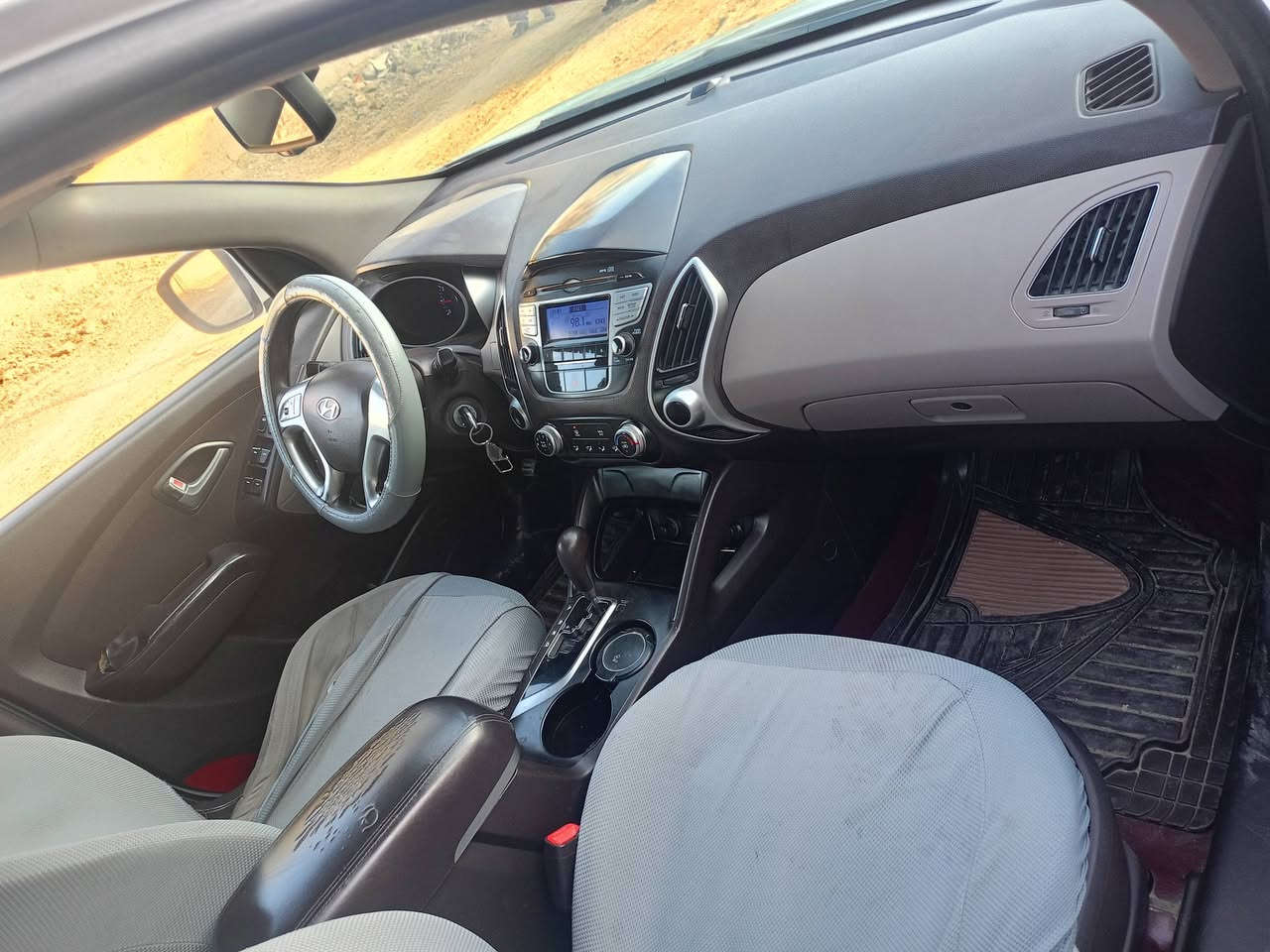 توسان خليجي 2012  رقم بغداد الجديد باسمي تحويل ثاني يوم السنويه لغاية 27
الون ابيض 
بانوراما اشاير بالمري تخم تاير صدر جديد 
محرك 2000 دوش كير مكفولات 
ماشيه 180 حقيقي
جرس انذار 120
بيه صبغ ربع باب الجنطه بدون دواخل 
والباب لايمن الخلفي مقدار 20 سنت صبغ بدون دواخل
السعر 140 وبي مجال بسيط جداً 
العنوان : بغداد ابو غريب خلف ماركت وافران القمه 
ااتصال :***********
