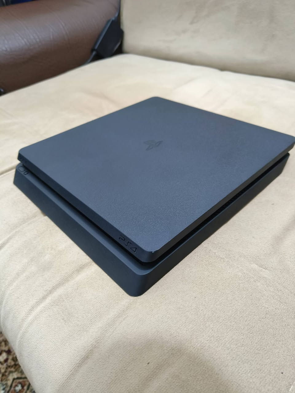 بليستيشن 4 سلم مهكر كامل ملحقاته مع الالعاب
245 الف 

موجود توصيل جميع المحافضات 5 الف 

***********
