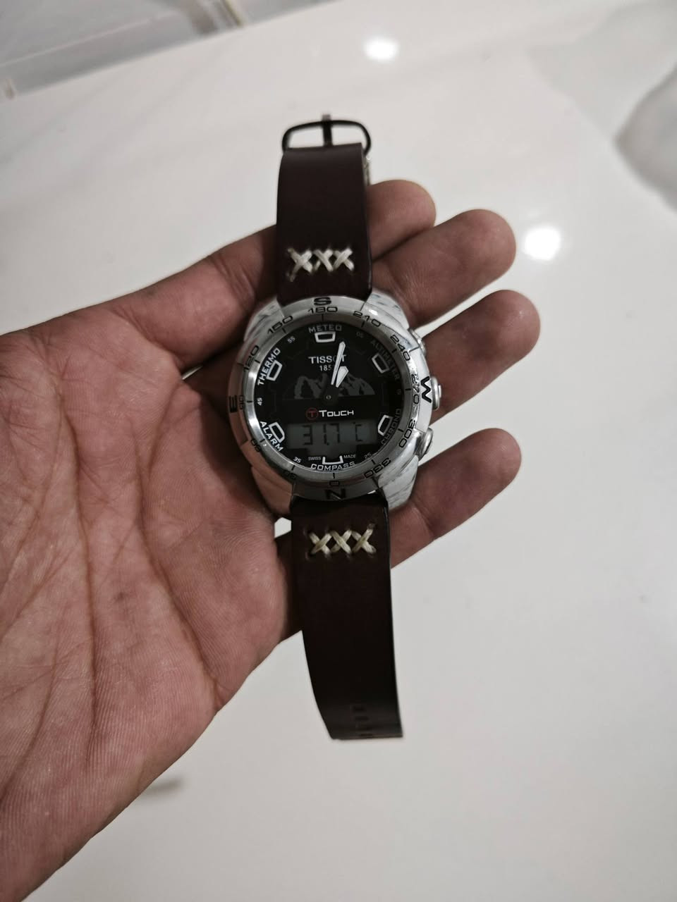 تيسوت تاج سويسري اصلي نضافه تامه سيرمبدل سعرت330$يوجد توصيل ت ***********
