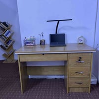 عندي هذا الميز مكتبي للبيع كلش نضيف وجديد وستاند الكتب هم للبيع للتواص...