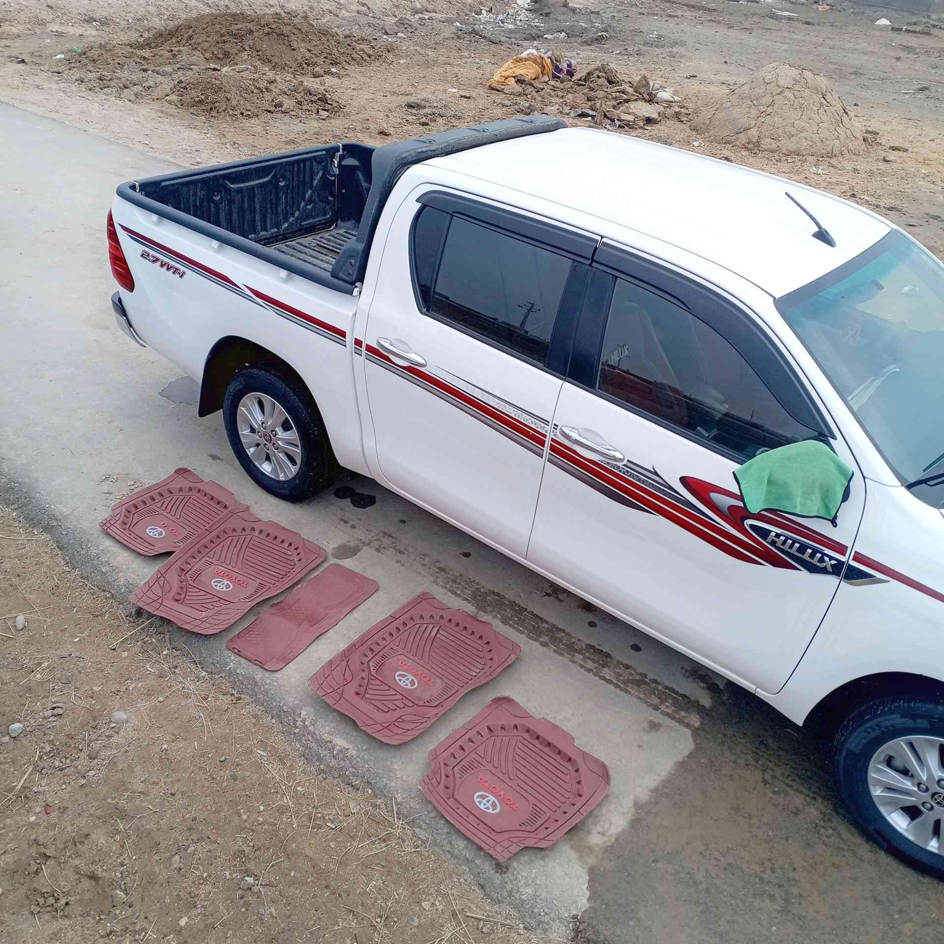 السلام عليكم بيكم هيلوكس للبيع مكفول كفالة عامه ماشيه  111
رقم اربيل رقمي***********
***********
