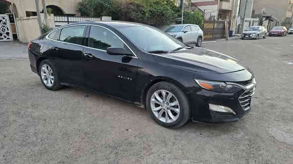 للبيع: Chevrolet Malibu 2020
اللون: أسود – الرقم: نجف/معوقين
المسافة: 186,000 كم

الوصف والحالة:
 • السيارة مستوردة من أمريكا.
 • حادث سابق: بنيد + جاملوغ أمامي.
 • الباب الخلفي (الصدر) متصلّح.
 • ضربة شبر بالجاملغ الخلفي جهة السايق والباب.
 • السيارة تمشي طبيعي وما بيها مشاكل ميكانيكية والتبريد قطعتين بس التبريد بس مشكله بسيطه 

السعر: 100$ بيها مجال
الموقع: بغداد
للتواصل:***********
