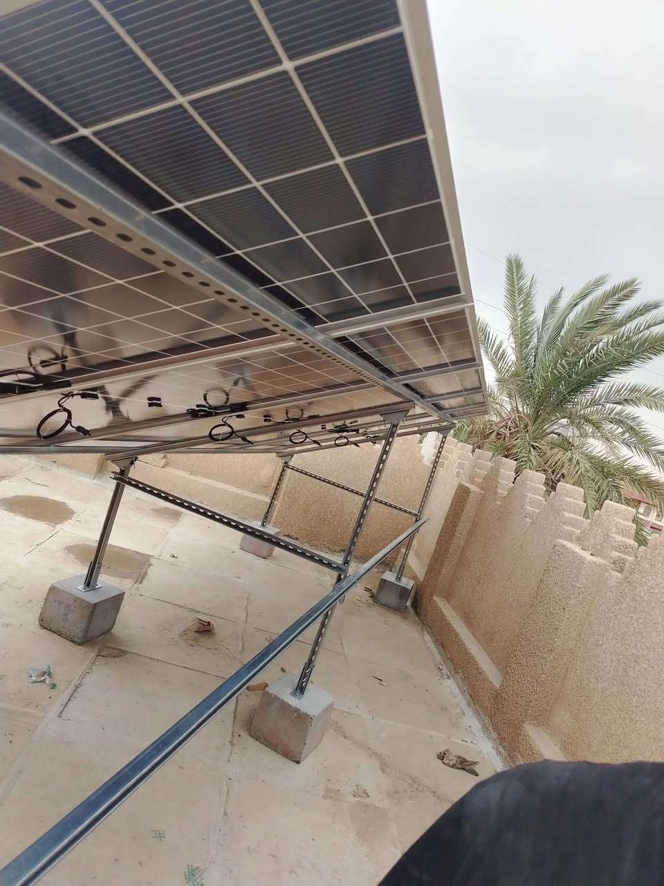 🔹 مكعبات كونكريت جاهزة لتثبيت هياكل الطاقة الشمسية 🔹
نوفر لكم مكعبات كونكريت عالية المتانة مخصصة لتثبيت هياكل الألواح الشمسية، مصنوعة بمواد قوية وتحمّل عالي لضمان الثبات والاستقرار في مختلف الظروف الجوية.
✅ جاهزة للتنصيب مباشرة
✅ تحتوي على 3 براغي تثبيت علوية جوكر يرهم علئ جميع اقدام الميكانو
✅ مقاومة للعوامل الجوية
✅ مناسبة للمشاريع الزراعية والمنزلية والتجارية
📏 القياسات: • الارتفاع: 30 سم
• قياس السطح العلوي: 30 × 30 سم
• قياس القاعدة السفلية: 35 × 35 سم
⚖️ الوزن التقريبي: من 65 إلى 70 كغم
سعر المفرد 8000دينار سعر الكمية اقل
💪 تصنيع متين وجودة مضمونة لضمان ثبات الهيكل وتقليل الحاجة إلى أعمال الصب في الموقع.
عنوان كركوك طريق اربيل سيكانيان 
📞 للاستفسار وطلبات التجهيز يرجى التواصل على الخاص
او الاتصال على الأرقام ***********  *********** .
☀️ وفر الوقت والجهد مع مكعبات كونكريت جاهزة لتثبيت هياكل الطاقة الشمسية بثبات وأمان. 🔩🏗️

