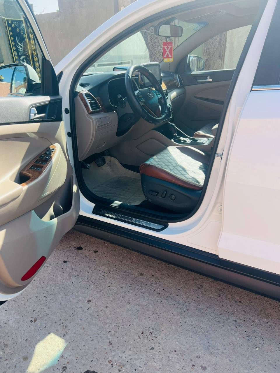 سلام عليكم توسان موديل2020 فول موصفات للاخير 1على 1  موصفات معروفه كفاله عامه ماعدى بارد مثل ما موضح بلسونار ماشيه 79 كيلومتر مكاني بغداد الشعب/السعر 218 وبيها مجال حك الجيه رقم الهاتف ***********
