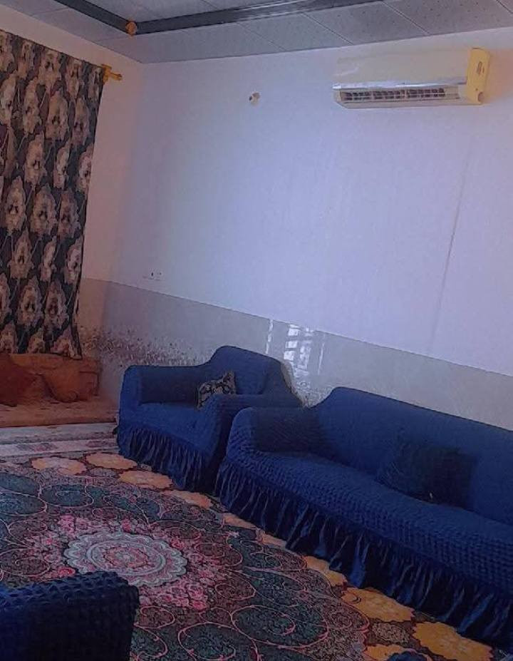 للبيع نص دونم مساحه 1250م 
كربلاء شارع السيده زينب الكنطره البيضاء شارع ابو طحين يتكون   من بيتين مساحة
 البيت الاول 340م مع مضيف 14م
البيت الثاتي200م 
مع ارض زراعيه حوالي 500م فيها نخيل عدد 20
للإستفسار 
***********
***********
