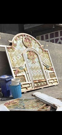 باب كبير • ثقيل • نظيف