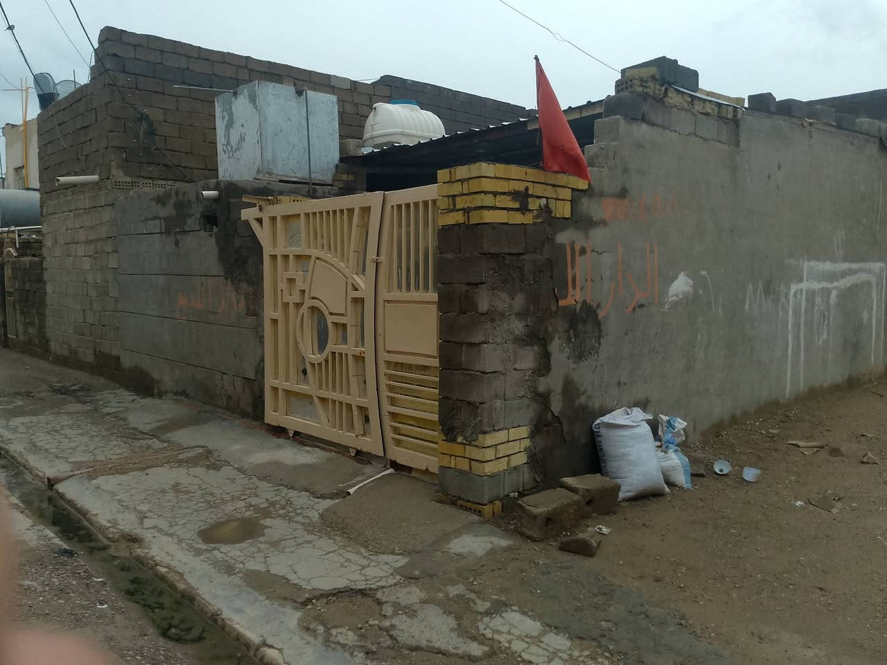 السلام عليكم عدي بيت 100 متر 10 ب10 غرفتين وستقبال وصالة هية وهية مطبخ وصحيات الغرف عكادة والستقبال جيكو والمطبخ سندويج العنوان بغداد المعامل بستان سامي شارع البزل 7 فرع عل اليمنة ثالث بيت بل فرع ‏‪***********‬‏
