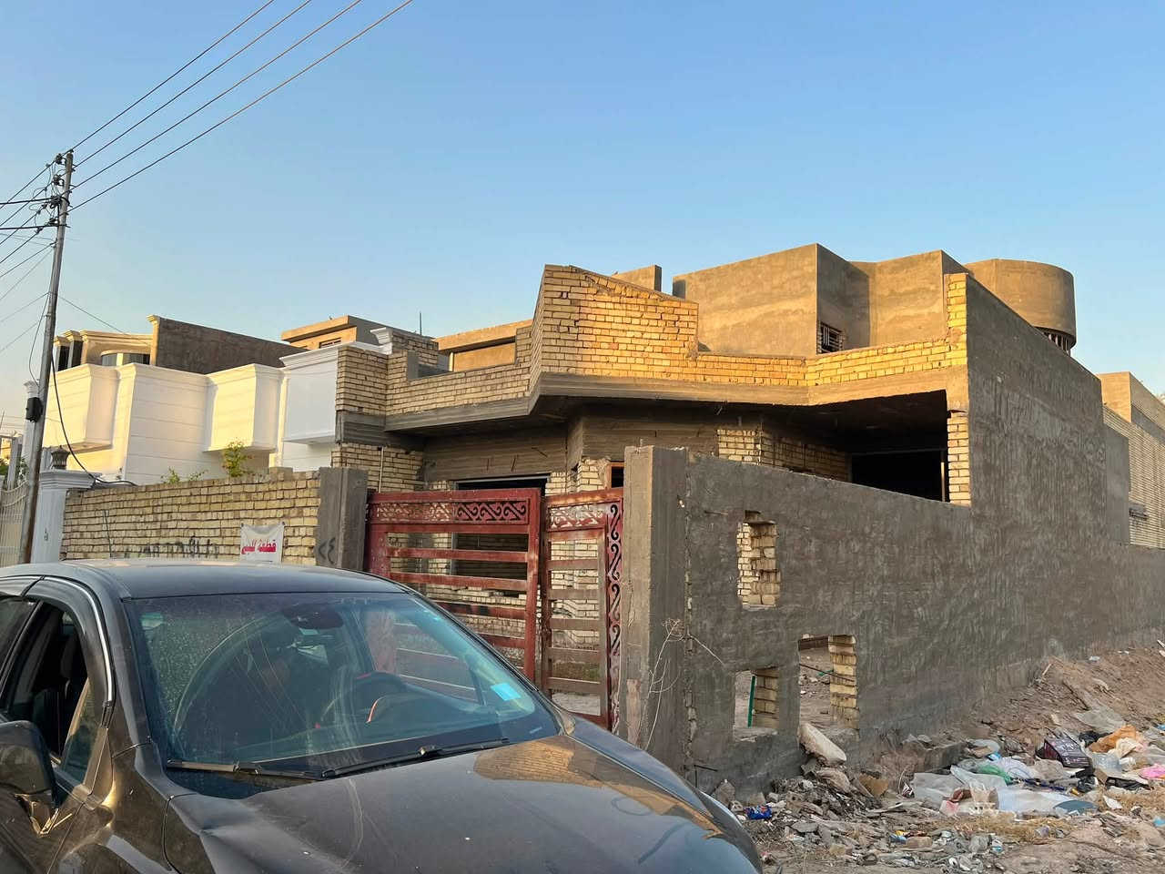 هيكل مع ملحقات. المساحه240 متر 10واجهه نزال24 متر.  طابق واحد. يحتوي. كراج مع حديقه.  الهيكل ملبوخ من الخارج. مع لبخ المناور. يحتوي ع تأسيس كهرباء بوري كامل. الفنار السعودي مع تأسيس مجاري كامل الامل الشريف . مع تأسيس. ماء كامل. يحتوي  شبابيك كامله  مع فريمات. مع جراجيب جاوي. جميع شيش التسليح اوكراني. الصب c35 فحص  رفت40سم.  الموقع مجمع الحليم 
***********
***********
