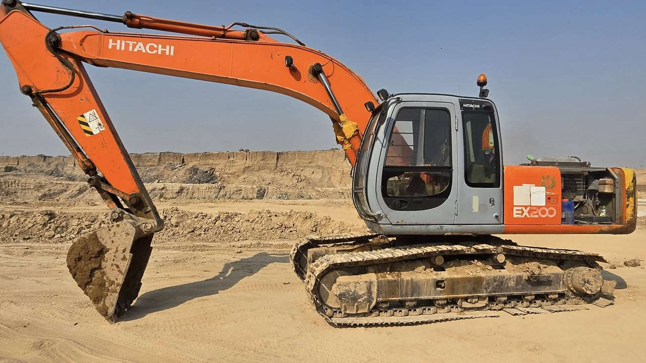 للبيع حفارات هيتاشي فايف موديل ٩٨+ داش ثري موديل ٩٣  هاتف ***********
