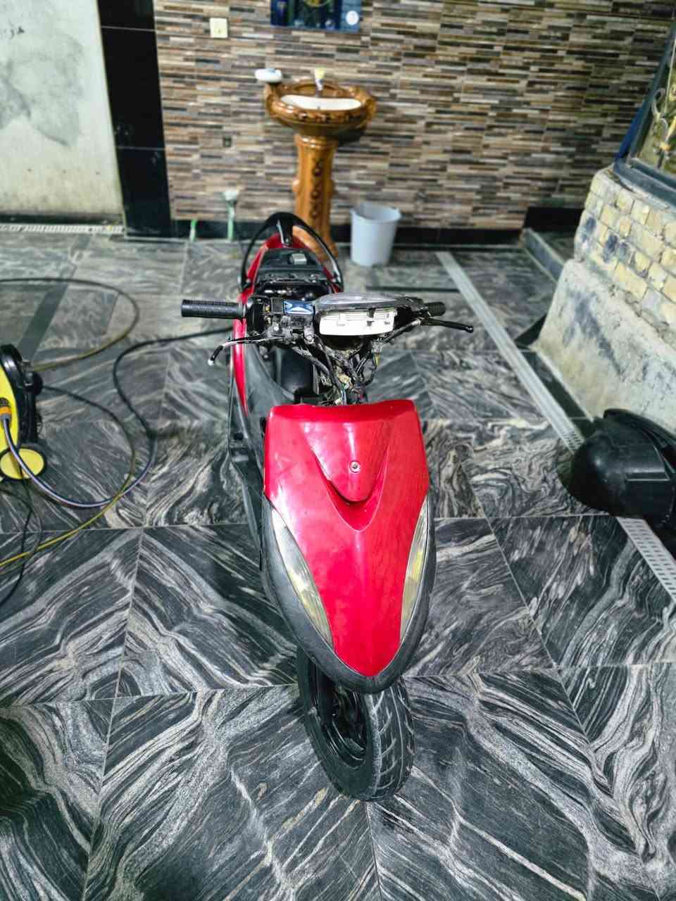 السلام عليكم 
دراجه ماكس عدله للبيع الدراجه كامله بس باتري وسلف وكابريتر تعبانه لان تجاريه ب٤٥٠رايدها مكاني بصره ياسين خريبط رقمي ***********
