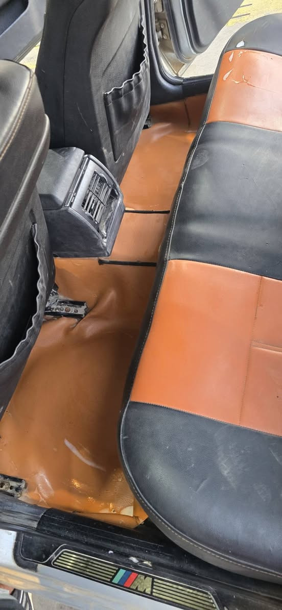 السلام عليكم للبيع صقر موديل ٢٠٠٠ رقم بغداد باسمي سياره مال جناي صارلها يمي سنتين  حادثها هذا ربع جاملغ دراجه ضربتها وصبغتها عام بدون دواخل اصلها ٥٢٥ دبل فانوس منزللها محرك ٥٣٠ بدون لاتحوير ولاتبديل حته ثلاجه عل بلاد سرعه مكينه بل جيس طلع ٢٤٠ خير من الله ايبي اس جديد شغال لايتات جدد بيها وزارع عدسات الله شاهد ٣٥٠ الف نهار ثلجي المسموح كشنات جلد ومغلف فوكاهن برتقالي وحته الارضيه مغلفه فوك البلاد عليها منضومه بانزين كامله وادامه من فيت بم للنوزلات وبلاكات كامله اي نقص مابيها كير تيبرونك ٣وضعيات سياره سلايت مرايات شفط كلها شغاله نقصها جامه مفطوره عل بلاد ممبدله ودوسات شويه يراد صبغ فقط المكان بغداد قرب ابو تشير 
*********** السعر ٧٣ قفل مال بيع
