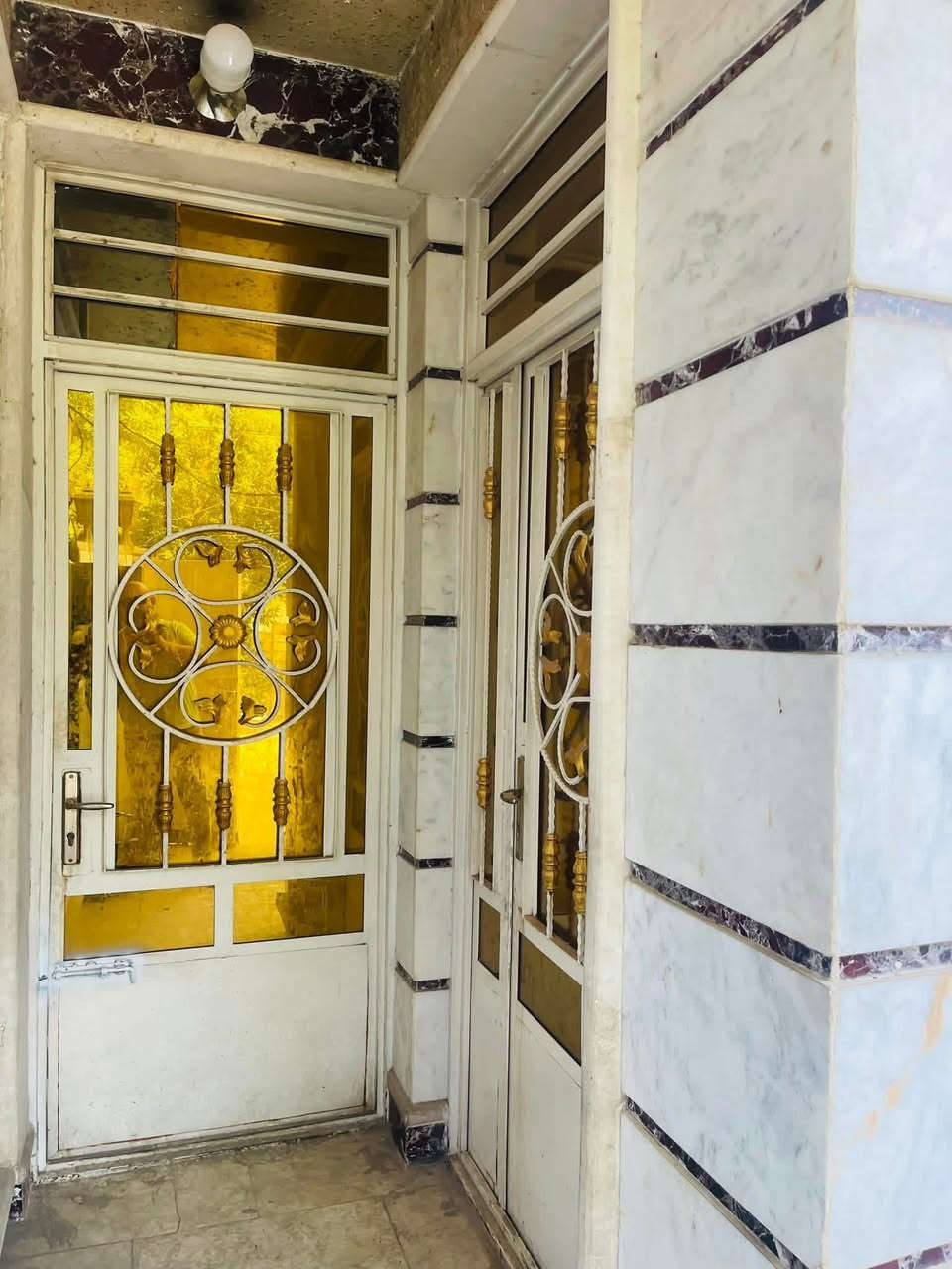 دار للايجار في حي القاهرة المعلمين.                        يحتوي على 3 نوم وصالة وخدمات  مساحة 90 متر حديث سعرة 900 وبي مجال.     ***********.
