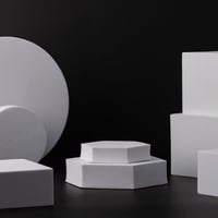 أشكال هندسية • خلفية بيضاء • تصوير منتجات