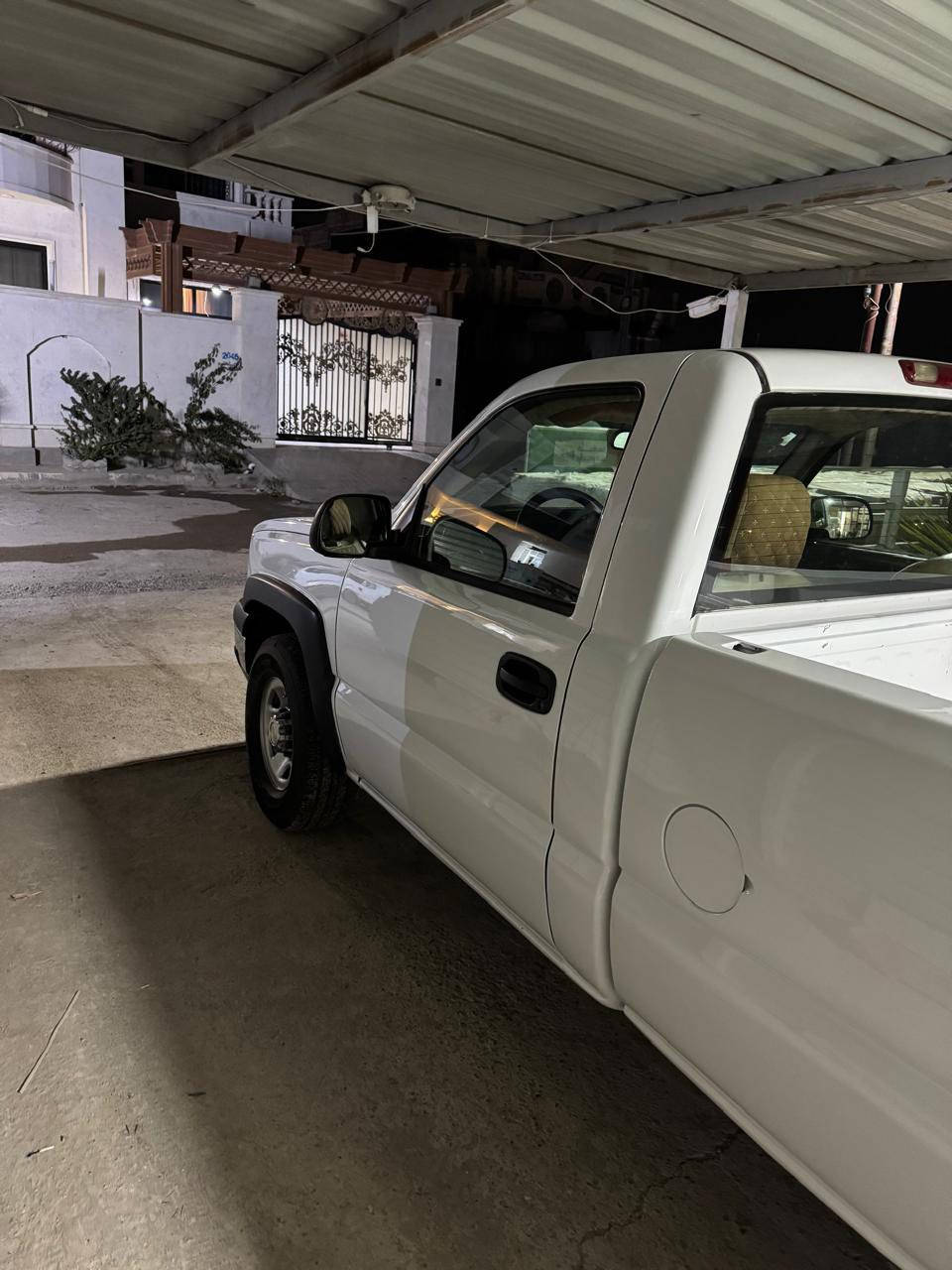 السلام عليكم سلفادور موديل ٢٠٠٣ مزاد دفاع مدني مدفوع كمرها وجاهزه معاملتها باقي بس هزه وتستلم رقم صدرها بعده ع وضع الشركة 
السعر ١٢٥ ورقه 
رقم الهاتف ***********
