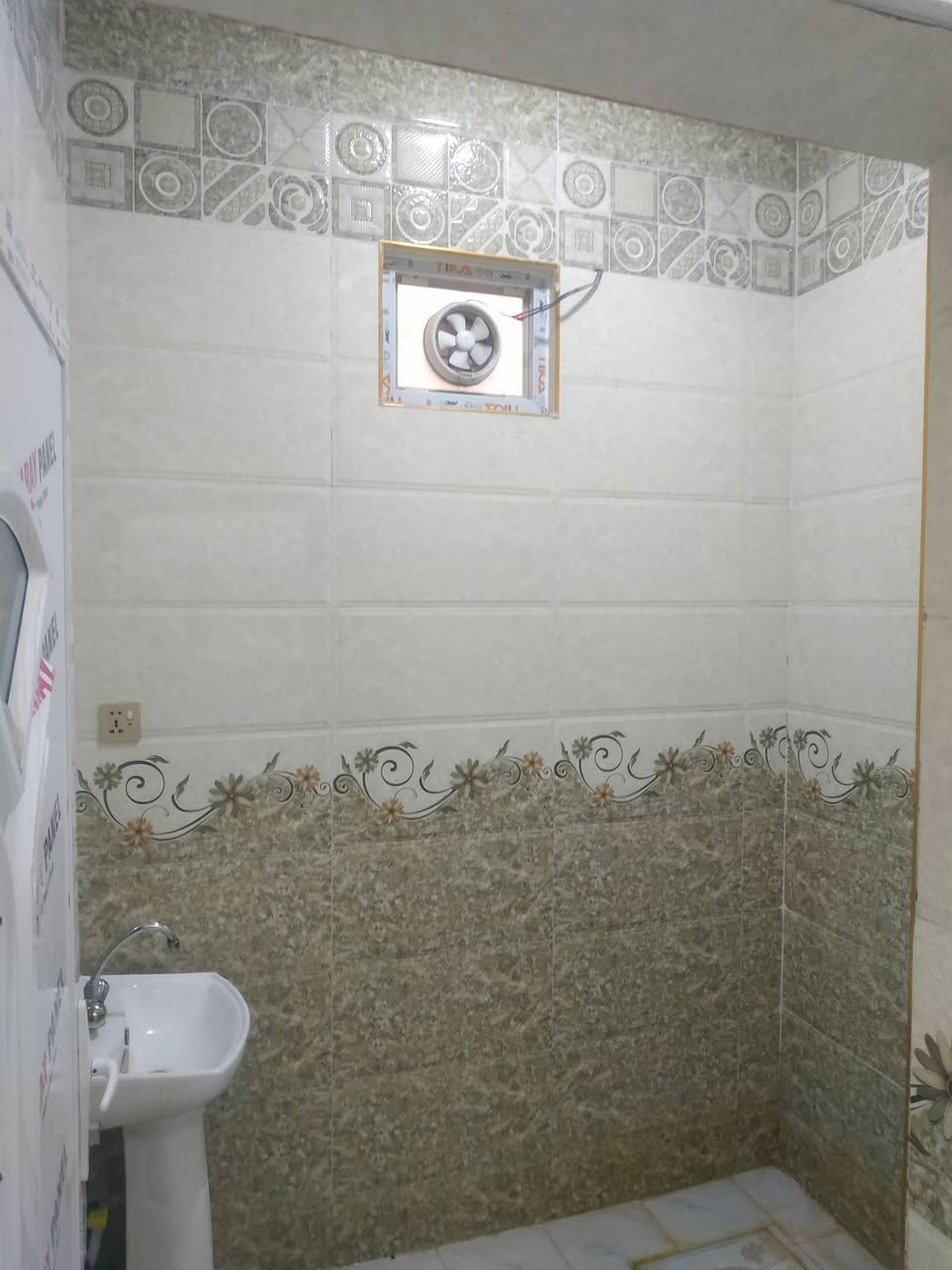 السلام عليكم بيت بناء جديد المساحه ١٠٠ متر للبيع غير متواجد علنت اتصل على الرقم ***********
