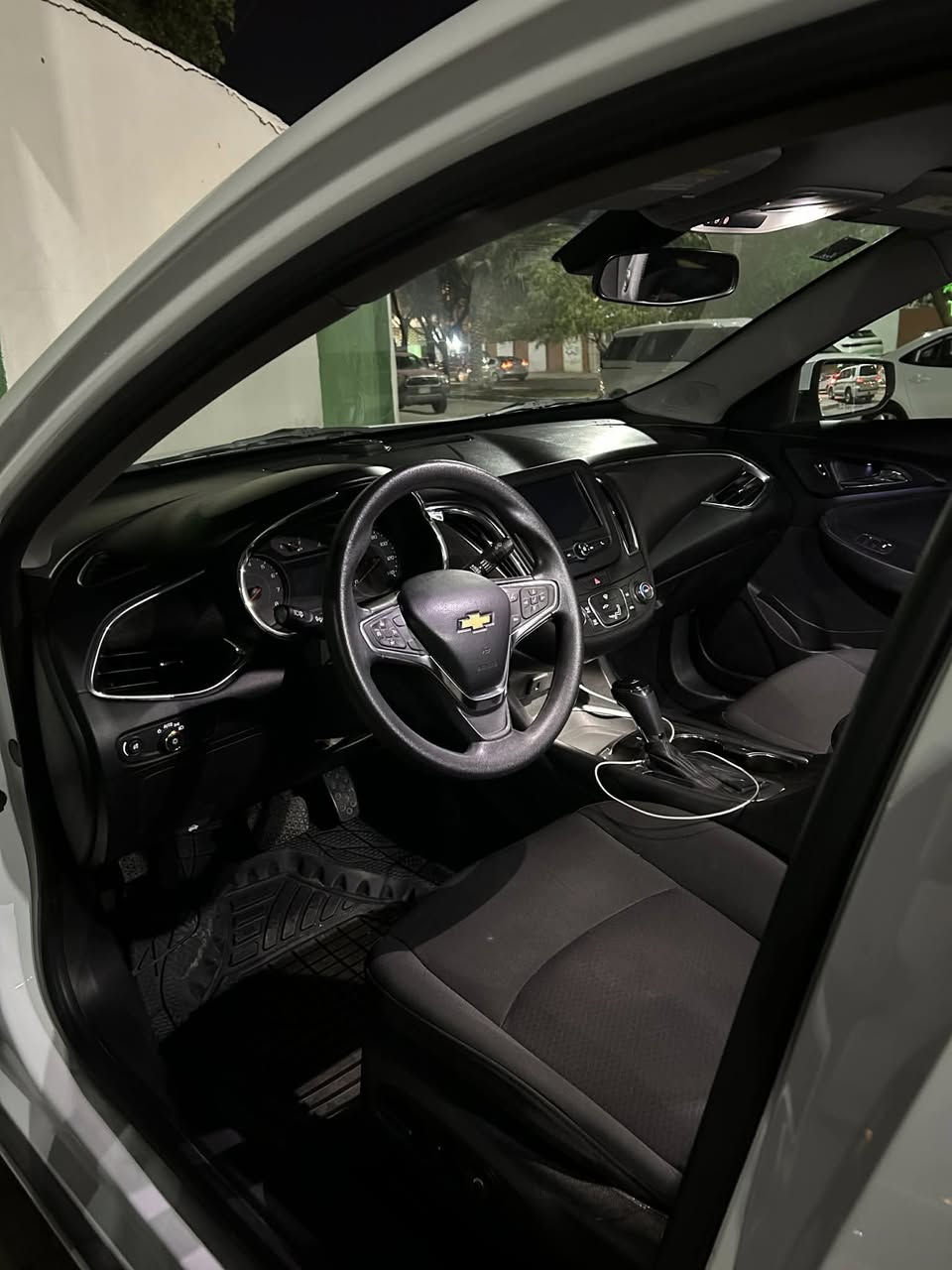 سلام عليكم ماليبو 2019 LT مواصفاتها معروفة  قطعة وحدة صبغ حادثها جاملغ عكس السايق بدون بجم بدون دواخل سياره ماشية 150k نضيفه كلش السيارة كاملة من كُل النواحي  حدادية كهربائيات تايرات دهن حرك واطلع مكاني بغداد الدورة ***********            السعر )(115)
