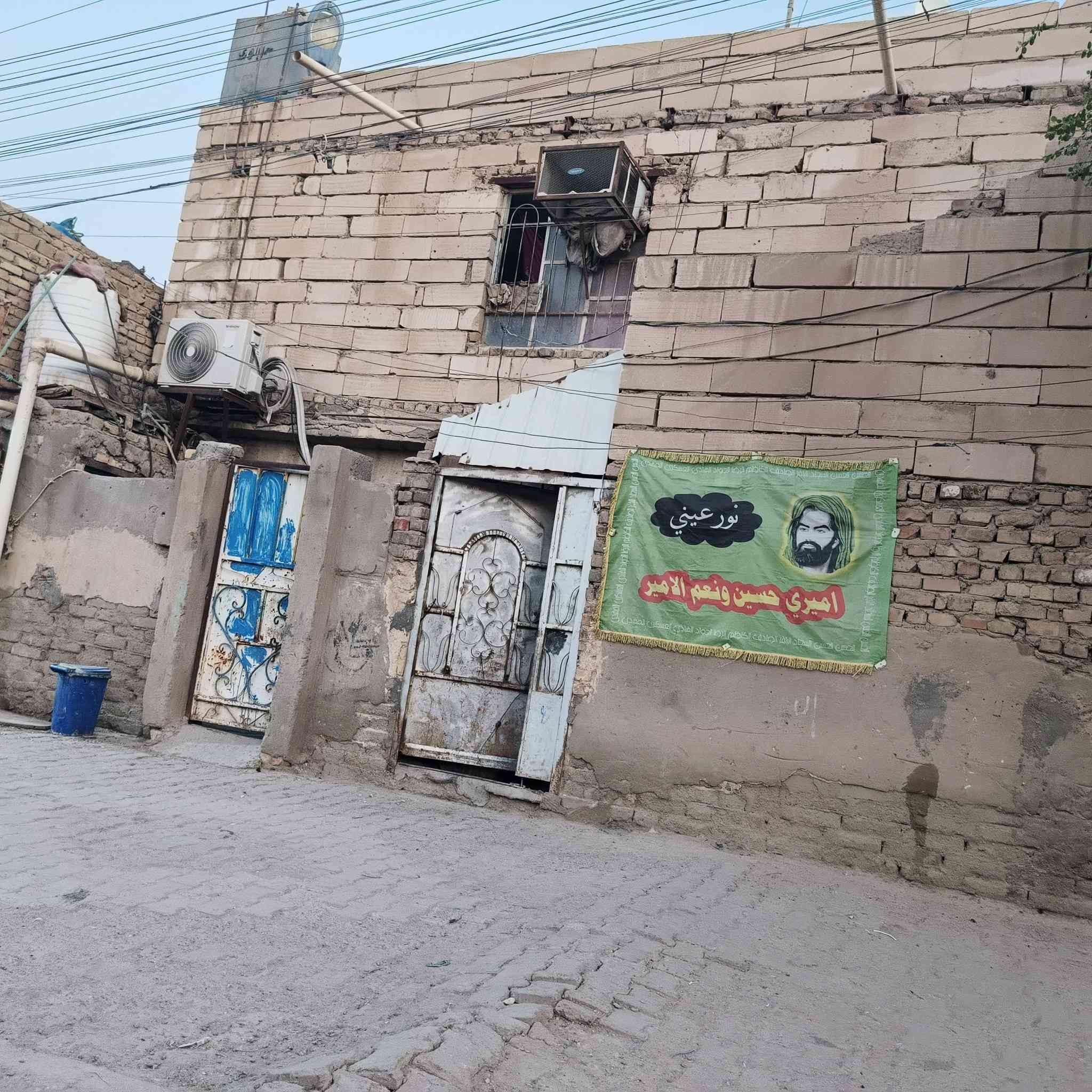 سلام عليكم ورحمة بيت للبيع ركن شارعين يصلح محلات تجاري السعر بل خاص ***********الي حاب يتواصل
