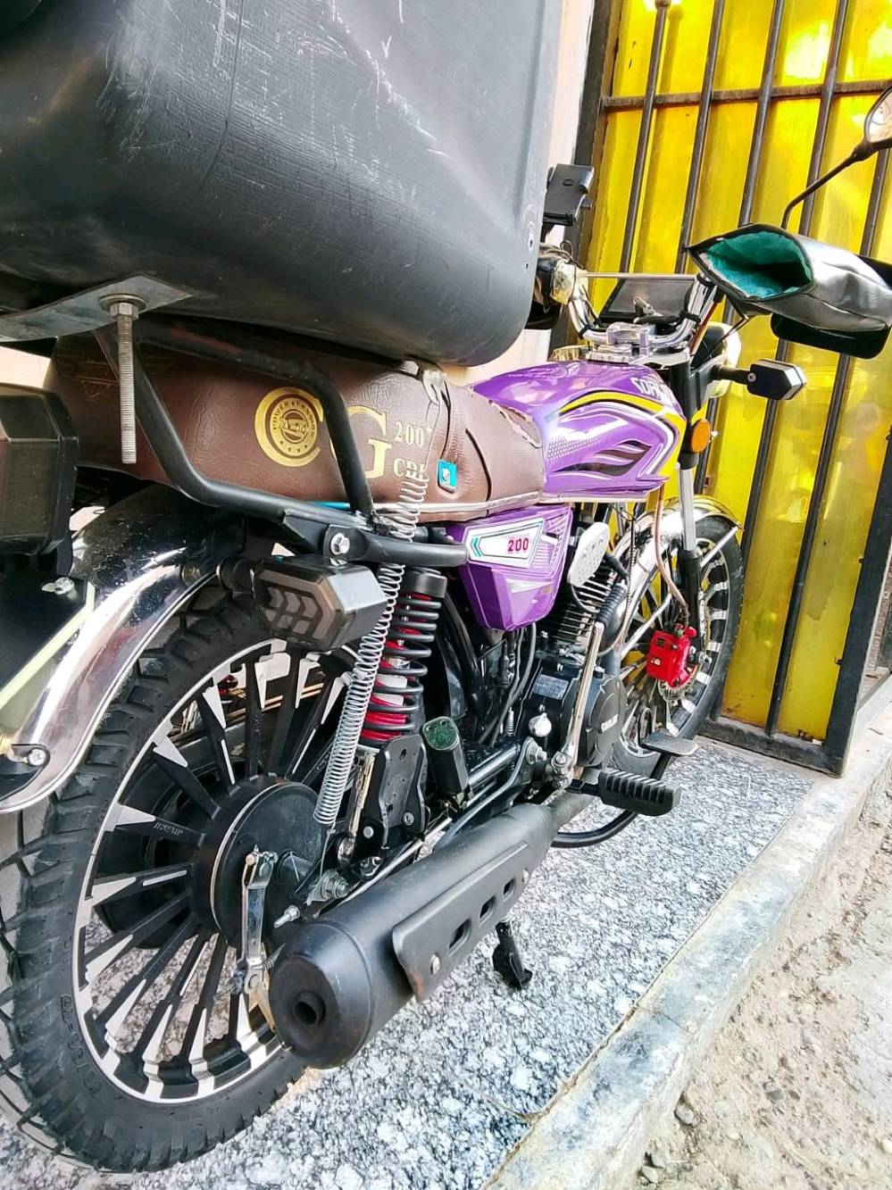 دراجة نارية صن لينك موديل 200 سي سي بلون مميز وبحالة جيدة. الدراجة مزودة بصندوق خلفي للتخزين وحماية لليدين. مناسبة للاستخدام اليومي وتوفر أداء ممتاز على الطريق. مرايا وسيت مريحين وتصميم عصري يجمع بين الجمال والقوة.