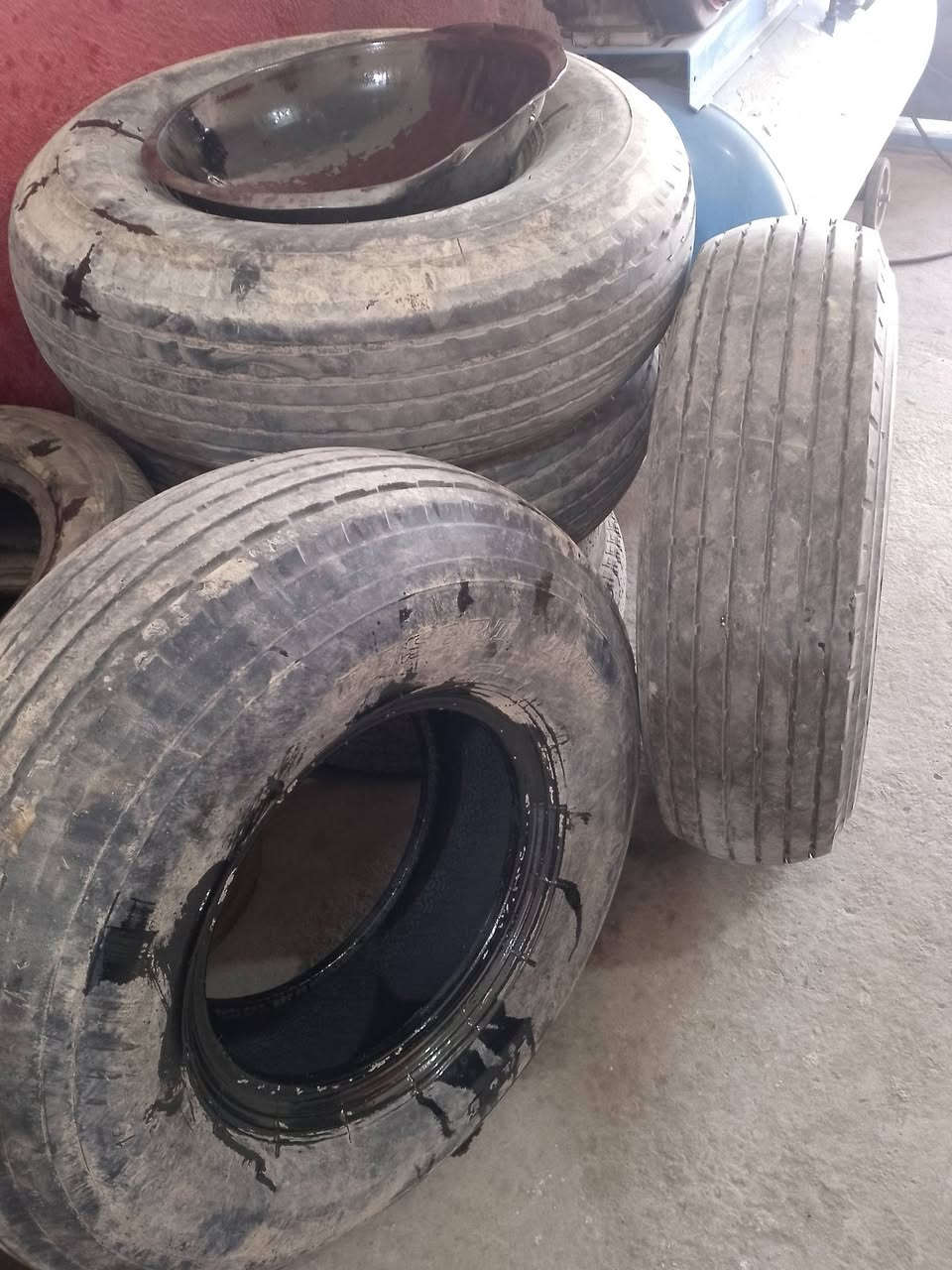 سلام عليكم تاير بالون حجم 15 على 900 بدون اي ضرب للستفسار ***********
