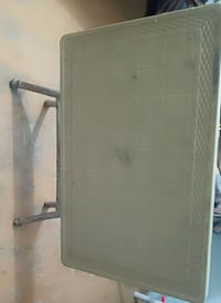 ميز للبيع عدد ١٢ والسعر ١٥  للاستفسار الاتصال عالرقم 07735031557