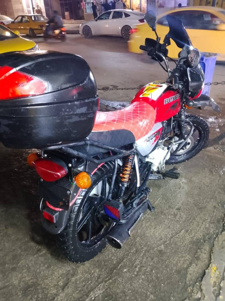 السلام عليكم 
دراجة بوكسر موديل 2020 
الدراجة ب اسمي ( الشركة متنازلة منهه ) داخلة هزة مرور ودافع رسوم بس ينفتح الترقيم ارقم اشد لوحات اوراقهه كامله عدي والمعاملة كاملة 

الدراجة جاهزة وكامله مابيهه نقص 
مكينه كير كلجات كلهه نضيفه 
مكاني بغداد الشعب 
سعرها مليون و100 وبيهه مجال حك الجية 
***********
