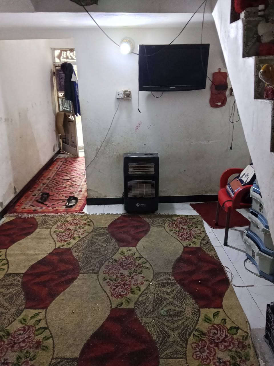 البيت للبيع با الكادميه المساحه 100م شرك 5 في 20 مطلوب إسكان يحتوي البيت علا غرفه نوم و صاله و مطبخ و براني وصحيات خارجية و داخليه اللاستفسار مراجعة مكتب سلام الجبوري ***********
