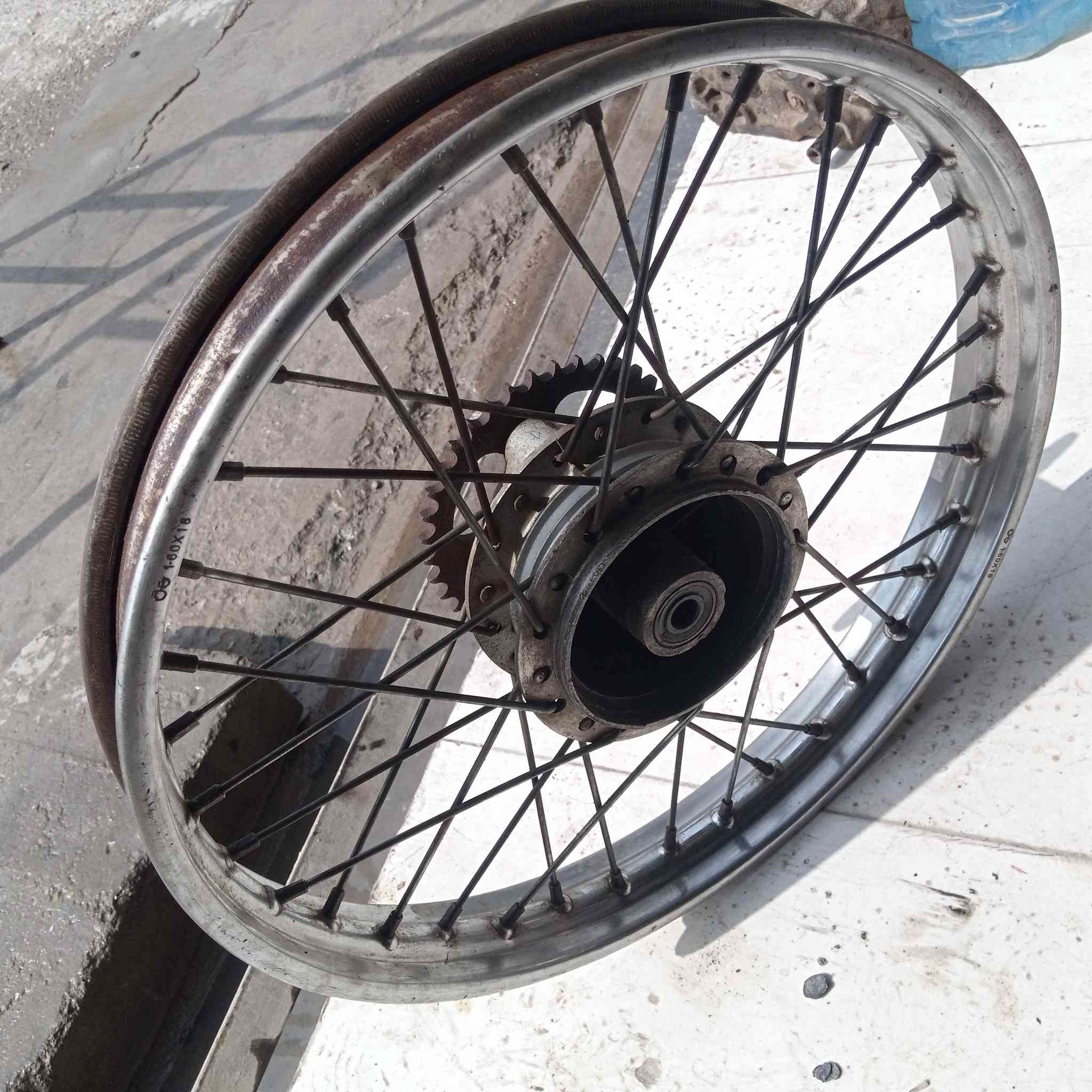 سلام عليكم ويل خلفي دراجه اربعه كير للبيع
بعده بلادي مستخدم شي قليل بس شويه بيه زنجار 
السعر 25


**إذا كنت صاحب هذا الإعلان وتريد حذفه لأي سبب، رجاءا أرسل رسالة إلى الدعم الفني**