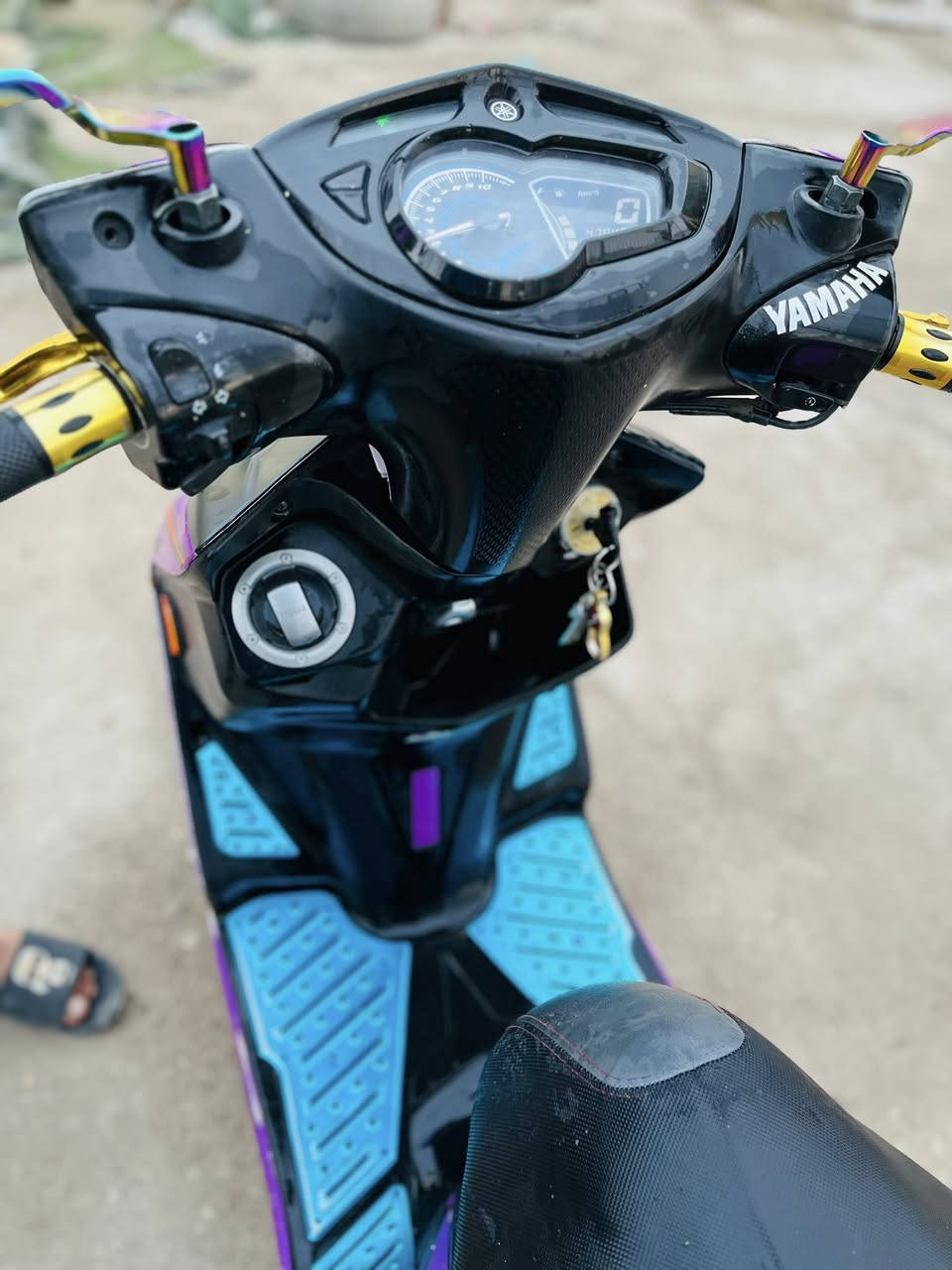 السلام عليكم دراجه سكنس لد ياباني للبيع صارله ٥اشهر من طالعه من الحاويه بيها تزويد ودراجه لونه ابيضّ بس مغلفه مكاني ناصريه..***********
