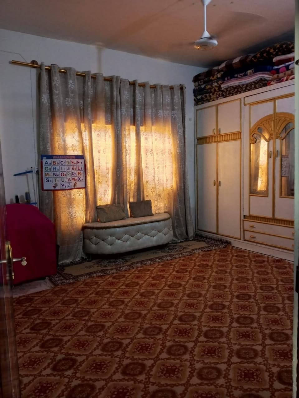 السلام عليكم بيت للبيع
المساحه بالسند 300 واقع حال 350
البيت متكون من 2غرف ستقبال وهول ومطبخ 
صحيات خارجيه وداخليه 
البناء بي بوكس ورباط  خريطه هندسيه 
خدمات كامله من مجاري وتبليط. وخط ذهبي 
البيت عالي عن الشارع متر 
البيت وياه 220متر بورسلين إيفا أصلي 
  للبيت كله داخل وخارج 
السعر خاص 
الرقم ***********. بي واتساب
المكان الشوملي  حي الزهراء قرب  ساحه الطف
