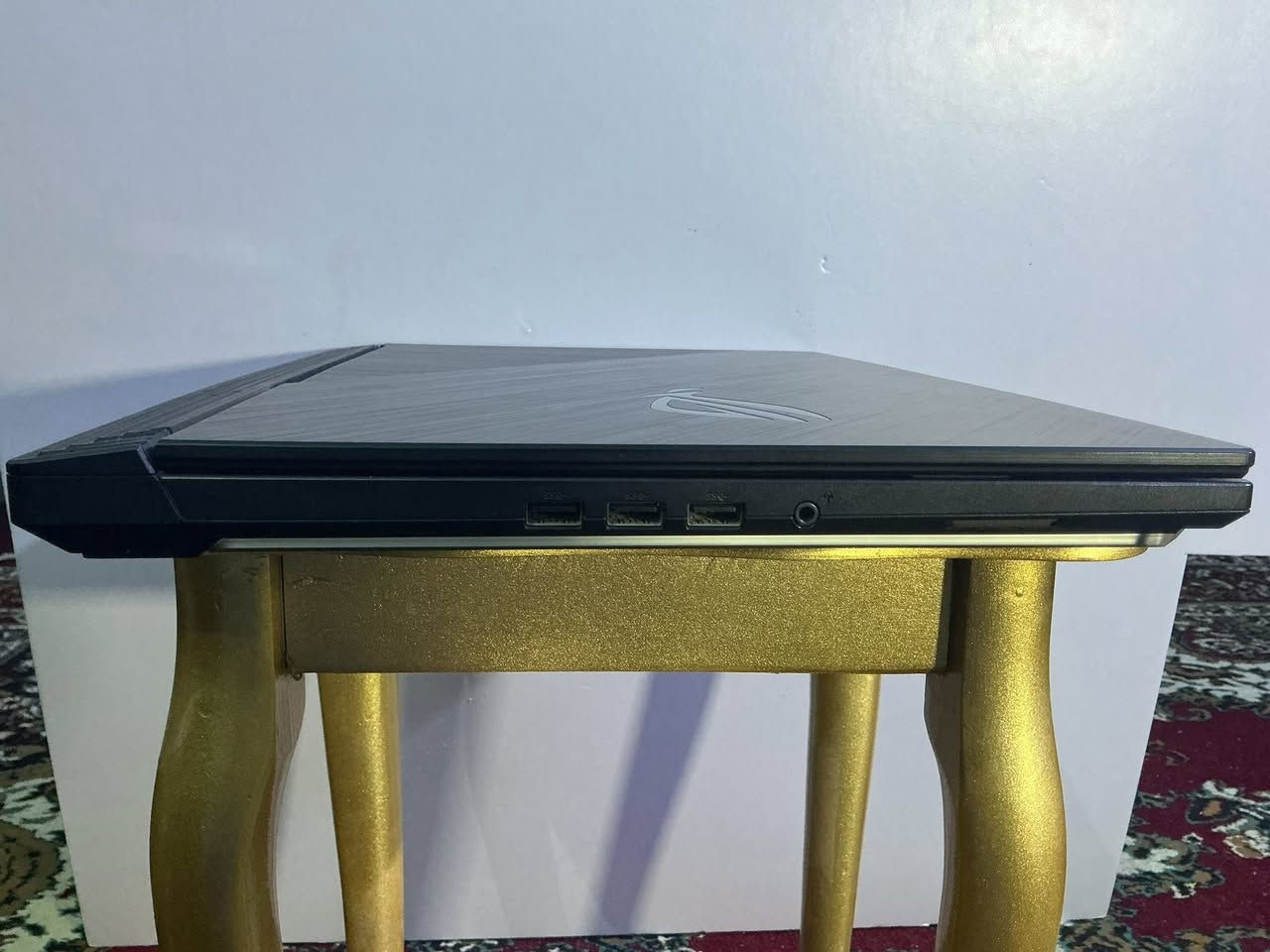 للبيع: ASUS ROG Strix G17 - نسخة المحترفين النادرة
🌟 أهم مميزات الجهاز:
الحالة: بحالة الوكالة، لم يفتح نهائياً، وجميع ملصقات الضمان والملصقات الداخلية الأصلية موجودة.

الذاكرة العشوائية:64GB RAM (وحش أداء للمونتاج الثقيل والبرمجة والتصاميم الهندسية).

التخزين: سعة 1 تيرابايت SSD سريعة جداً، مع توفر منفذين إضافيين لزيادة المساحة مستقبلاً (إجمالي 3 منافذ).

نظام التبريد: أصلي من المصنع بتقنية المعدن السائل (Liquid Metal)، لم يلمس ولم يتم تغييره لضمان أفضل برودة.

🛠 المواصفات التقنية الكاملة:
كرت الشاشة: NVIDIA GeForce RTX 2070 Super

المعالج: Intel Core i7 (الجيل العاشر).

الرام: 64GB DDR4 (أعلى سعة ممكنة لهذا الموديل).

الهاردسك: 1TB NVMe SSD.

الشاشة: 17.3 بوصة كبيرة الحجم، مثالية للألعاب وصناعة المحتوى.

الملحقات: الشاحن الأصلي بحالة ممتازة مع حقيبة

بيه طقة خفيفة من ترفع الشاشة اول ما جبته ما اثرت سلباّ 

السعر 1300000 دينار عراقي و بي مجال للشراي
مكاني كربلاء سيف سعد/ ما عندي توصيل


**إذا كنت صاحب هذا الإعلان وتريد حذفه لأي سبب، رجاءا أرسل رسالة إلى الدعم الفني**