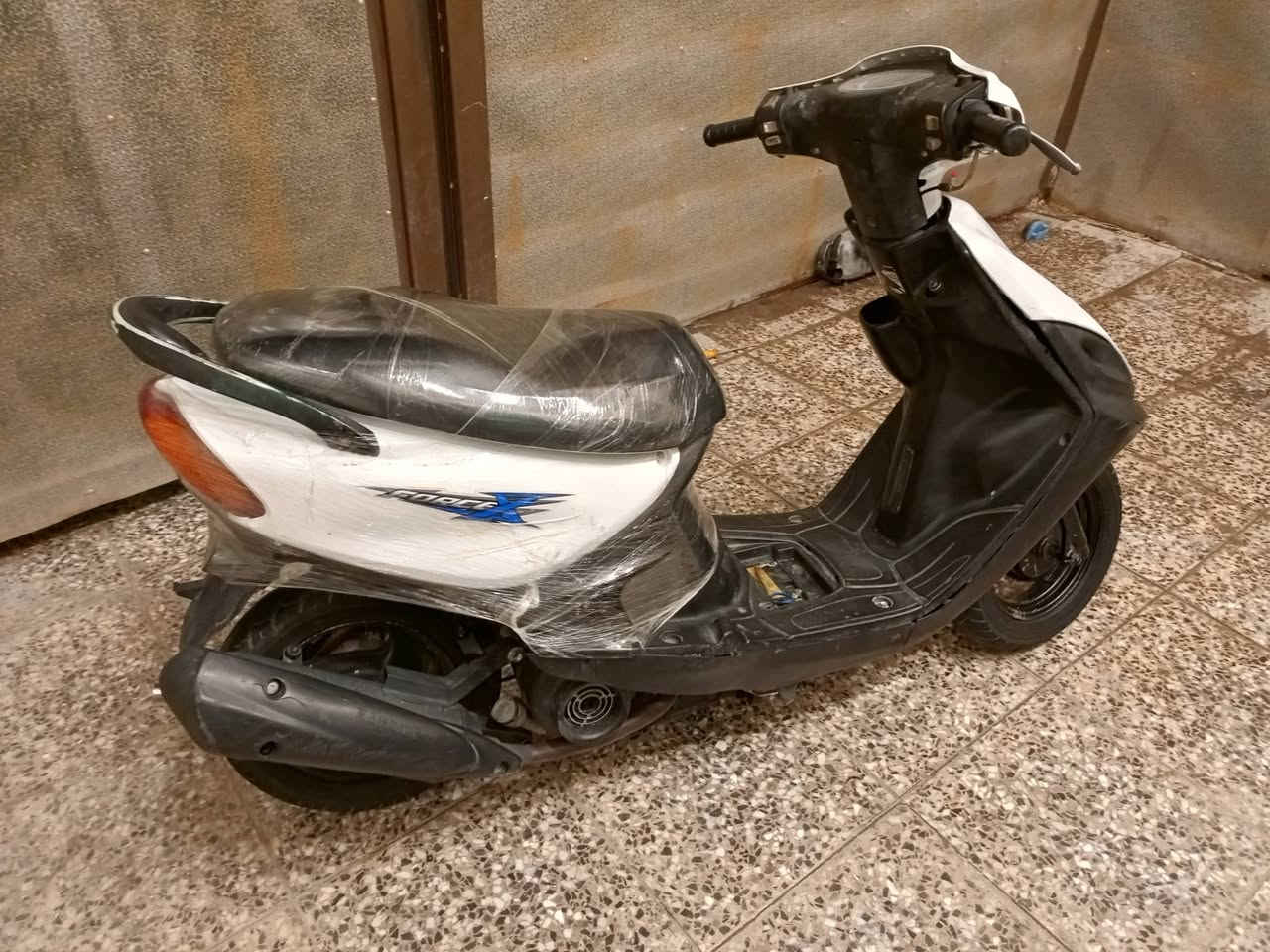 سلام عليكم شباب دراجه ماكس قجمعه للبيع نضافه فول الدراجه ما مفتوحه مكفوله بيه صالنصه رياضي كلش حلوه بيه اكلجات رياضي شرط شلعه ومعدل الدراجه تايرات جديدات الدراجه بيه بس شغلتين يراد بس سلف ويراد تسوي الكلج الامامي بس هذن الدراجه شرط الفحص سعر الدراجه 300 الف وبيه مجال عنواني بغداد الغزاليه اي استفسار خاص او على الرقم ***********
