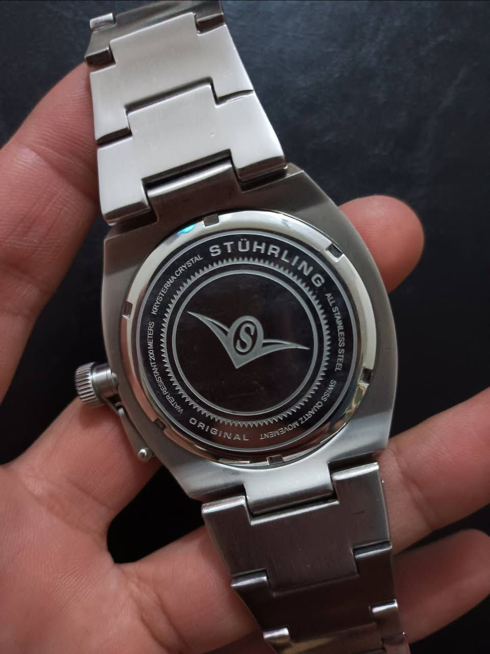 السلام عليكم
...السعر 85...
Stührling Original اصلي 
نوع الحركة: حركة كوارتز سويسرية (Swiss Quartz) لضمان الدقة في ضبط الوقت.
نافذة عرض التاريخ 
مقاومة الماء: تصل إلى 200 متر (660 قدمًا)، وهي مزودة بتاج لولبي لضمان الحماية القصوى ضد تسرب الماء.
المواد: هيكل وسوار من الفولاذ المقاوم للصدأ (Stainless Steel) مع إطار خارجي (Bezel) دوار أحادي الاتجاه.
المينا: أسود مع أرقام عربية كبيرة ومؤشرات مضيئة لسهولة القراءة في الظلام أو تحت الماء.
الزجاج: مصنوع من كريستال Krysterna™، وهو نوع متين


**إذا كنت صاحب هذا الإعلان وتريد حذفه لأي سبب، رجاءا أرسل رسالة إلى الدعم الفني**