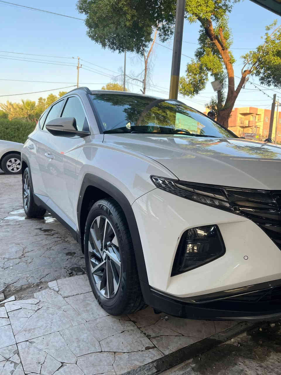 سلام عليكم
مكلف بالنشر 
•للبيع توسان (خليجي ) 
•الموديل 2023 
•فول مواصفات عدا البانوراما 
•المحرك :  دوش 2000 
•الرقم بغداد بأسمي 
•المواصفات 
•دخول ذكي(بصمة عدد 2)
•تشغيل عن بعد 
•تشغيل بصمة 
•جرس تنبية عنده السرعة 120 
•لايت دوار معه الاستداره 
•دشبول متغير ألوان 
•مري شفط 
•كشافات 
•اريل نفكيتر 
•كاميرا دوارة 
•شاشة كبيرة  ايباد  +كاميرا اصلية 
•حساسات امامية خلفية
•مصابيح امامية زنون مع LED 
•مصابيح خلفية LED
•تتسع المقصورة ل 5 ركاب 
•مقاعد امامية كهرباء عدد2
•مثبت سرعة Cruise 
•أوضاع القيادة Drive Mode ايكو_سبورت_نورمال 
•فول تحكم ستيرن
•هاند بريك بصمة
•نظام مانع الانزلاق 
•نظام نزول منحدرات 
•أشاير بالمري 
•اوتو هولد
•ويل كب 
•شحن وايرليس
•ستائر ابواب خلفية
•تبريد امامي خلفي )  
بيهة صبغ بقبق الجنطة مأشر عليه الباقي كله مكفول 
( رقم جديد إنكليزي ) 
•سعرهة 218 وبيها مجال اتصل وتدلل 
•مكاني بغداد 
•رقم الهاتف ‭0772 515 8514
