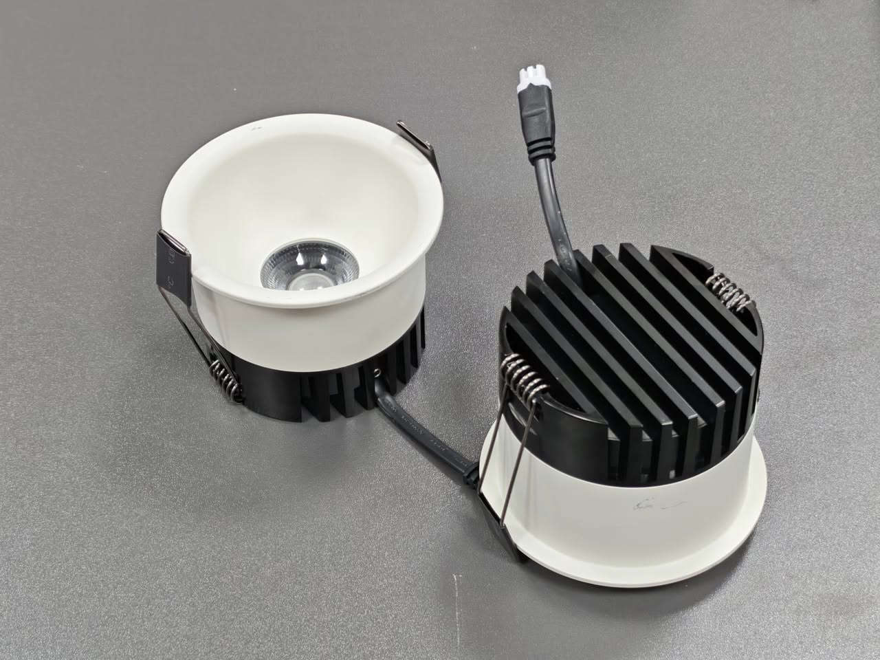 New arrival spot lighting.nice design 
Make 12w 6500k -3color/4CCT


**إذا كنت صاحب هذا الإعلان وتريد حذفه لأي سبب، رجاءا أرسل رسالة إلى الدعم الفني**