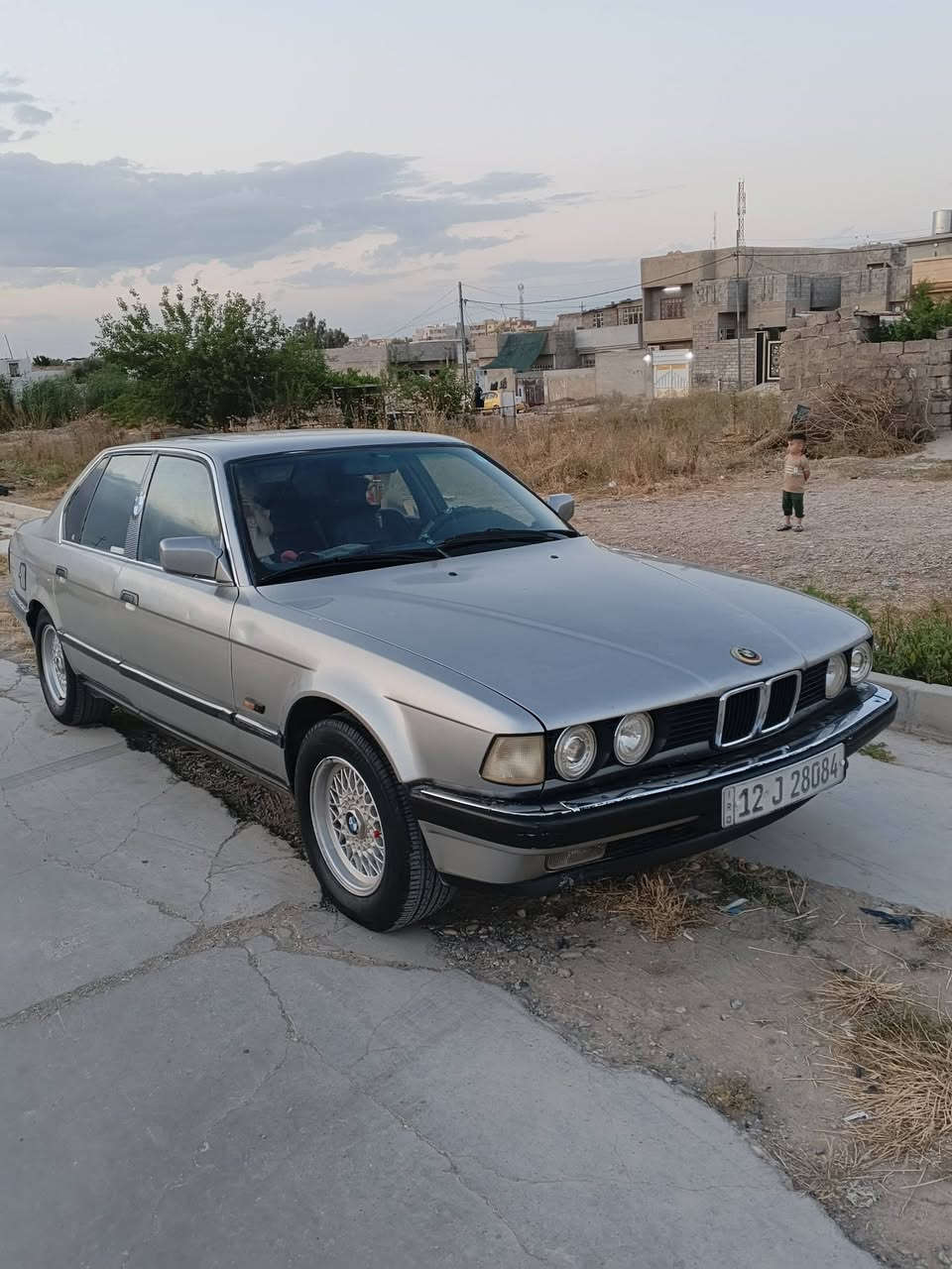 عليكم بي ام دبليو للبيع موديل 1990 السياره سلايد جامات كهرباء فول مفولك شنو جلد توماتيك مكينه جير جديد تبريد شغال سياره تشغيل عن بعد ضخم تاير وباتري جديد سياره بدون ما بيها ضربه صبغه بخ كمالي رقم نينوى ثانويه الى 2030 شرط التالسلامحويل حجمها 735 ست سلندر شاشه كاميرا جاهزه السياره والسعر على المخابره موصل*********** واتساب مخابره هاتف
