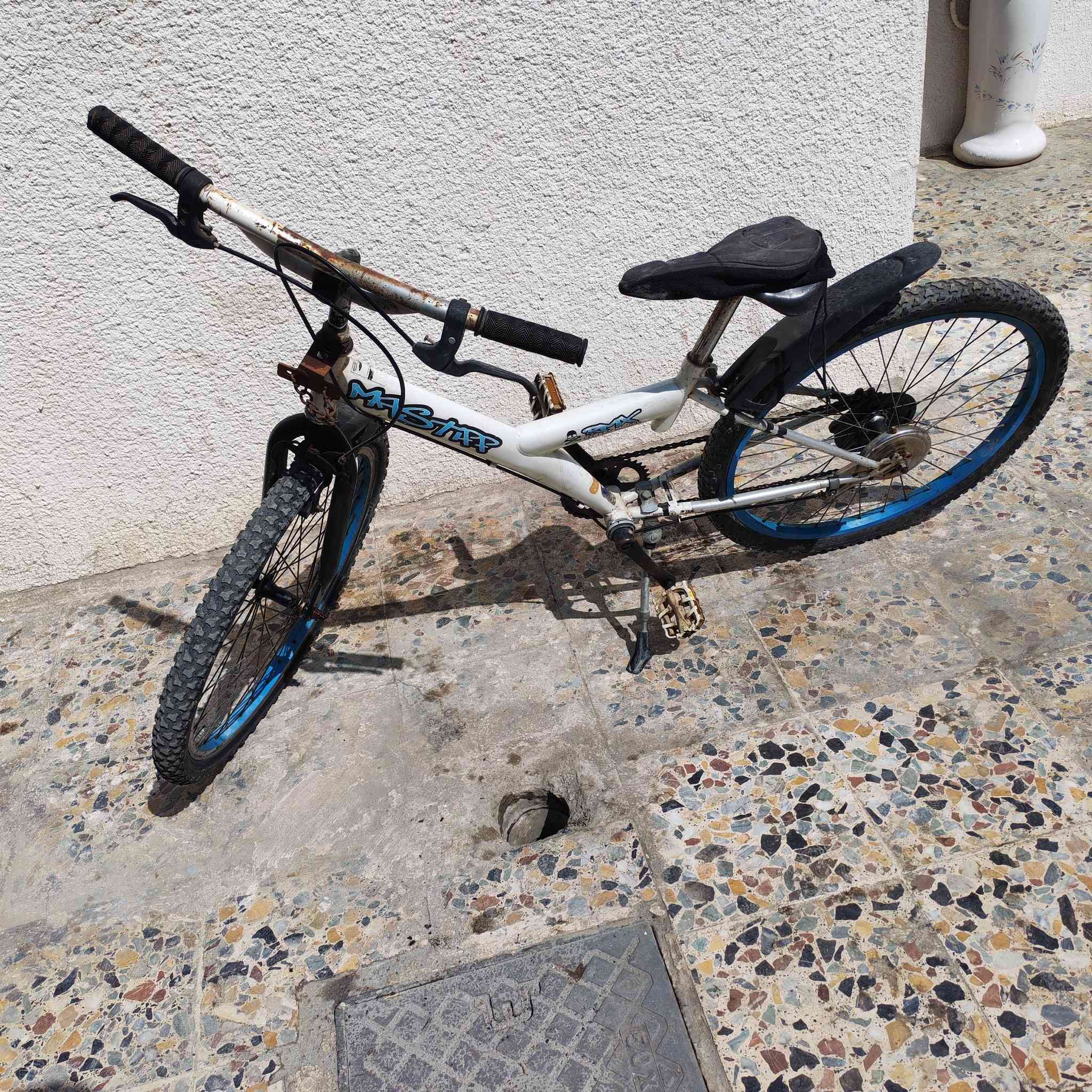 السلام عليكم عيوني بيسكل ياباني اصلي والله يخبل وكلشي شغال بي بريكات امامي خلفي ناقصه بس عگرب التواصل واتساب *********** مكاني بغداد الشعب
