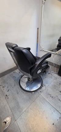 ٣ كراسي حلاقه مستعمل محتاجات فقط دوشمه كلشي شغال  للبيع السعر ٣٠٠ الف ...