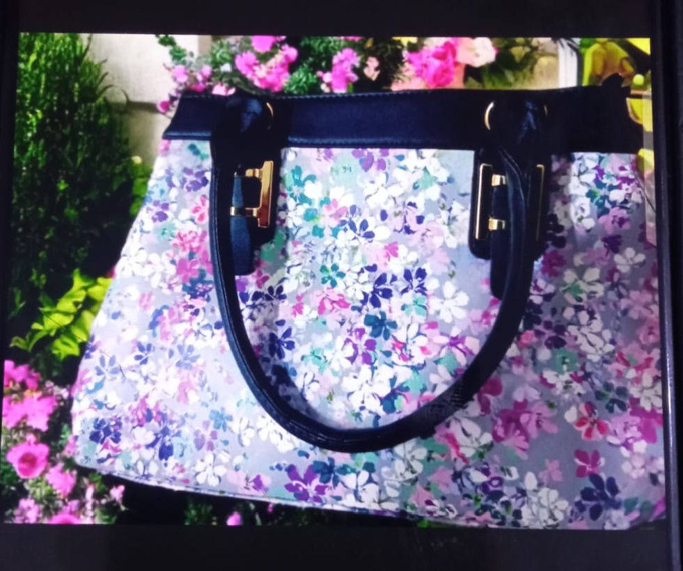 حقيبة نسائية تصميم مرتب وأنيق
جلد اصلي خامة حلوة ونظيفة 
يوجد توصيل لكافة المناطق 
للتواصل خاص او على الرقم ***********
