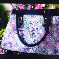 حقيبة نسائية تصميم مرتب وأنيق جلد اصلي خامة حلوة ونظيفة  يوجد توصيل لك...