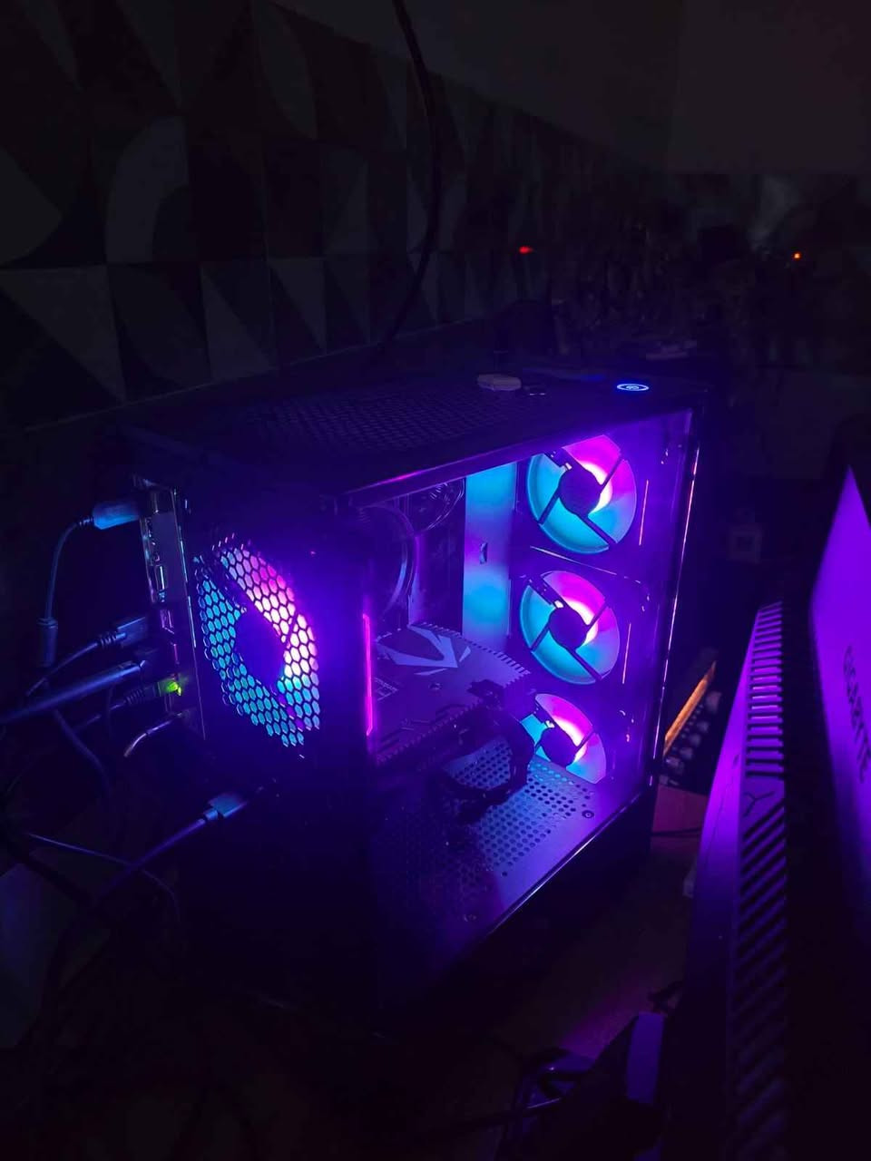 تحيه طيبه للجميع 
مكلف بالنشر حاسبه كامله للبيع 
السعر 875  الف مع كامل الملحقات

CPU R5 3600 6CORE 12 THERADS 
COOLER CPU AMD STOCK 
M. B B450M AM4 DDR4
GPU RTX 2060 6GB ZOTAC GIMENG 
RAM 8X2 16GB DDR4 3200MHZ FURY 
M. 2 512 GB SAMSUNG 
POWER 600W PLUS 80 BRONZE
CASE BLACK X 4 FAN ARGB HEROGEAR 

MONITOR 27 INCH IPS GAGBAYTE 
1920X1080 180HZ 
1MS HDR 

مع ماوس كيمنك RGB وكيبورد كيمنك  RGB
نوعيه جيده جدا 

استخدام ما بيها شهر كل القطع نضيف 
والضمان الي تريده حاضر بي 

مكاني موصل توصيل موجود 
للتواصل *********** واتسب موصل, نينوى
