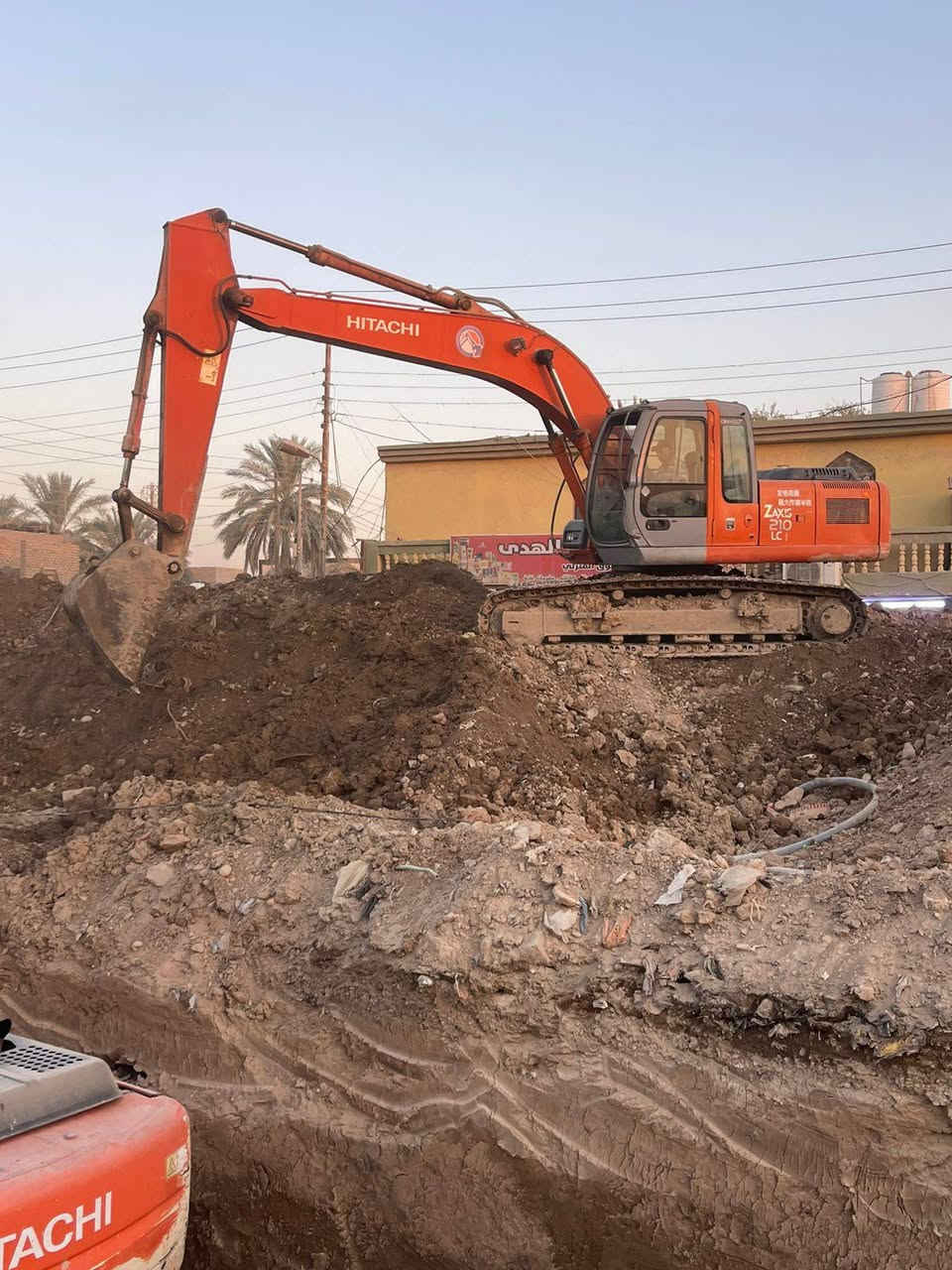 سلام عليكم  حفاره هيتاشي 2006LC210 للبيع للستفسار ***********
