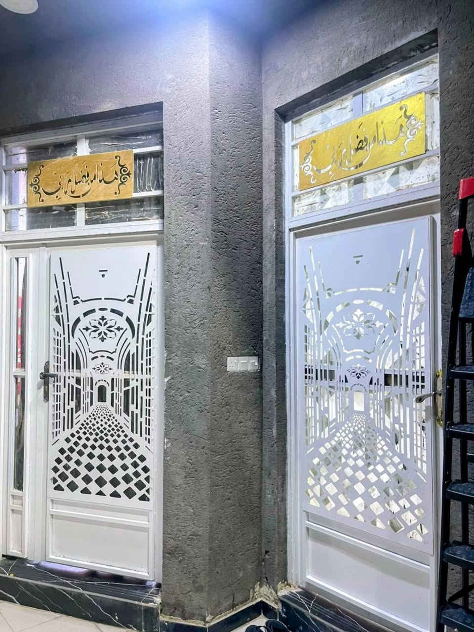 ((( أني صاحب الدار وليس مكتب عقار )))
على بركة لله دار للبيع في منطقة الخماس قرب جامع علي المرتضى يبعد عن الشارع العام ثالث دار 
المساحة الكلية 150 متر يتكون من / كراج / أستقبال / مطبخ / صالة / غرف نوم عدد 2 / مناور عدد 2 / سطح عدد 2 / وصحيات داخلية وخارجية الدار بلكامل (( سراميك وبورسلين وگرانيت )) للاستفسار اكثر الاتصال على الرقم التالي (( *********** ))
