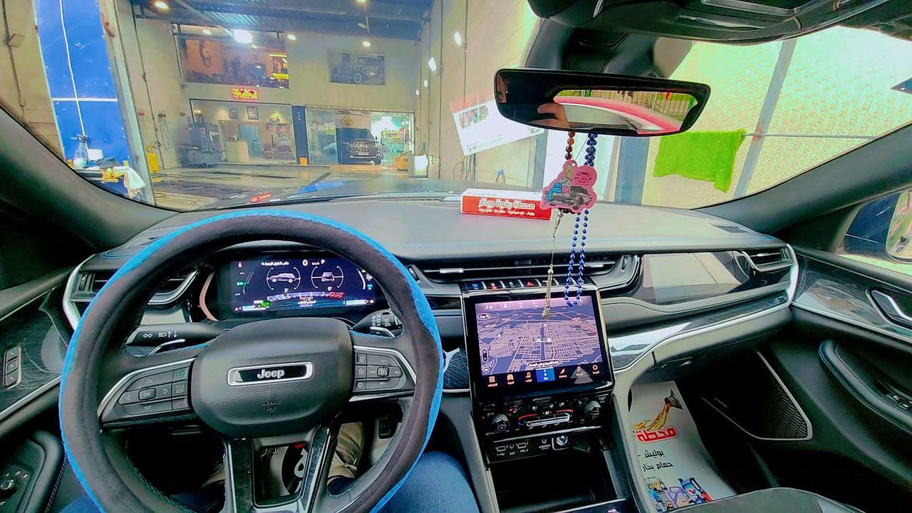 قطعة نادرة 💫
Jeep Grand Cherokee 4XE Trail Hawk
2024. بلك ان 🔴كهرباء 🔴 بانزين 🔴 هايبرد
تو كولر لون ( نيلي واسود ) ومطعم تركواز
المحرك هجين يولد قوة 375 حصانًا وعزم دوران يصل 637 نيوتن.متر، وتجمع بين الأداء على الطرق الوعرة والدفع الهجين. من أبرز مواصفاتها نظام دفع رباعي متقدم، وتعليق هوائي قابل للتعديل مع خلوص أرضي يصل إلى 11.3 بوصة، ومانع للانقلاب قابل للفصل، بالإضافة إلى مقصورة داخلية فاخرة وشاشات متعددة. 
القوة والأداء
• نظام التعليق : جكات جوبلس رفع السيارة
• تحتوي على 5 انضمه للقيادة
• مستشعرات الركن: أمامية وخلفية مع كاميرا خلفية عالية الجودة.
• المحرك : محرك بنزين توربيني رباعي الأسطوانات سعة 2.0 لتر مع محرك كهربائي (نظام هجين).
• القوة: 375 حصانًا.
• عزم الدوران: 637 نيوتن.متر.
• التسارع: 0-100 كم/ساعة في 5.3 ثانية.
• ناقل الحركة: أوتوماتيكي بـ 8 سرعات. 
القدرات على الطرق الوعرة
• نظام الدفع: نظام دفع رباعي Quadra-Drive II متقدم مع قفل تفاضلي إلكتروني محدود الانزلاق.
• نظام التعليق: تعليق هوائي قابل للتعديل Quadra-Lift يسمح بزيادة الخلوص الأرضي.
• منع الانقلاب: قابل للفصل لتحسين حركة العجلات على التضاريس الصعبة. 
• المقاعد: جلدية مع لمسات مخمل وسداسية باللون الأزرق.
• نظام المعلومات والترفيه: شاشة لمس Uconnect 5 بقياس 10.1 بوصة مع دعم لاسلكي لـ Apple CarPlay و Android Auto.
• الشاشة الأمامية: متوفرة بخيار شاشة عرض رأسية (Head-Up Display).
• الكامرات : كامرة امامية وخلفية
• نظام الصوت: نظام صوت ماكنتوش عالي الجودة متوفر بخيار 19 مكبر صوت.
• ميزات إضافية: مصابيح ضباب، مقعد سائق ومرايا قابلة للتعديل كهربائياً، وباب خلفي كهربائي. 
• لمسات خاصة: خطافات سحب زرقاء، وشعار 4xe على غطاء المحرك، وشارات زرقاء.
• جنوط: عجلات قياس 18 بوصة.
• مساعدة القيادة النشطة: نظام قيادة آلي بدون استخدام اليدين على بعض الطرق السريعة.
السياره مكفوله كلين فقط تكحيل جاملغ يسره امامي حادث السياره ربع دعامية امامي يسره بدون اي ارباك والسياره ليبل واحد والسياره رقمه بغداد  وباسمي 
*********** واتساب
