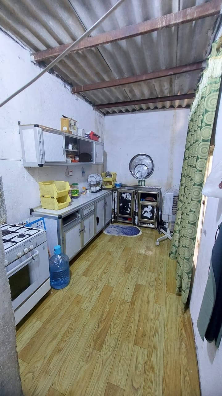 الدار للبيع في حي راهي قرب المنحل كافت الخدمات البيت متكون من غرف نوم وصاله ومطبخ واستقبال وصحيات خارجيه وداخليه للاستفسار *********** ***********
