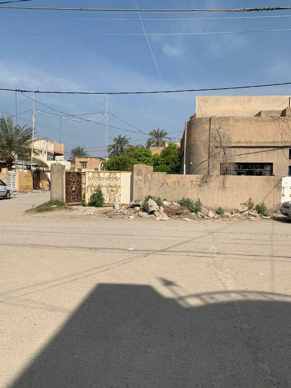 🏠 دار للبيع - بموقع ممتاز وهادئ (ديالى / قرية شفتة) 🏠
يا الله، للي يدور راحة البال وبيت بمساحة حلوة وسعر مناسب..
تفاصيل البيت:
 * 📍 الموقع: محافظة ديالى - قرية شفتة.
 * 📏 المساحة: 200 متر مربع.
 * 🛌 التصميم الداخلي: * الطابق الأرضي: غرفتين نوم وصالة ومرافق.
   * الطابق الثاني: غرفة نوم إضافية.
 * 🌳 المميزات الخارجية: حديقة كبيرة (تفتح النفس) وكراج سيارة.
 * 🏗️ ملاحظة: البيت يصلح للسكن المباشر، وأيضاً مثالي جداً للي يحب يهدمه ويعيد بناءه كمشتملات استثمارية بسبب مساحته وترتيبه.
💰 السعر: 185 مليون دينار (بيه مجال قليل جداً للشراي الطيب).
📞 للاستفسار والتواصل مباشرة مع المالك:
 * ***********
 * ***********
(الصور المرفقة توضح الواجهة وتفاصيل البيت الخارجية)
