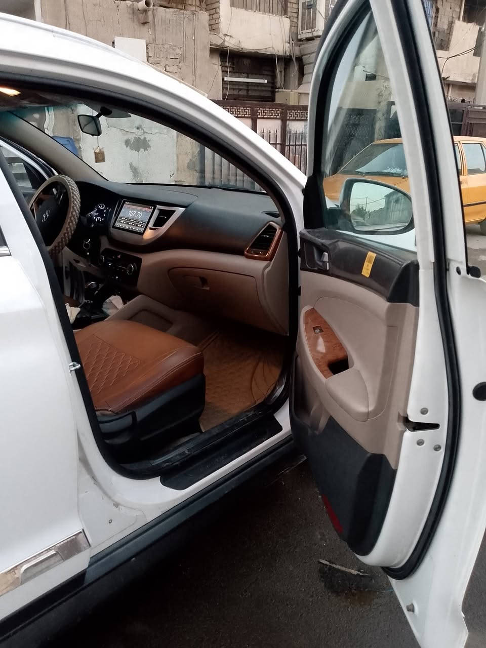 سلام عليكم
هيونداي توسان خليجي 2018                                                Hyundai..Tucson2018
 موديل..2018مكفوله كفاله عامه والسونار مرفق بل منشور 
المنشأ ..كوري
لون ابيض
محرك 2000 دوش
تبريد قطعتين 
تحكم ستيرن جهتين
كروس مثبت سرعة  
3أنضمة قياده (أيكو -سبورت -عادي)     
 حساس خلفي
حساس أمامي
كامرة خلفيه
ويل كروم بلادي
مري جانبية كهربائية شفط
أشاير مري
ليد نهاري زنون  
..........................
رقم انكليزي باسمي السعر 185وبيه مجال استفسار ***********
