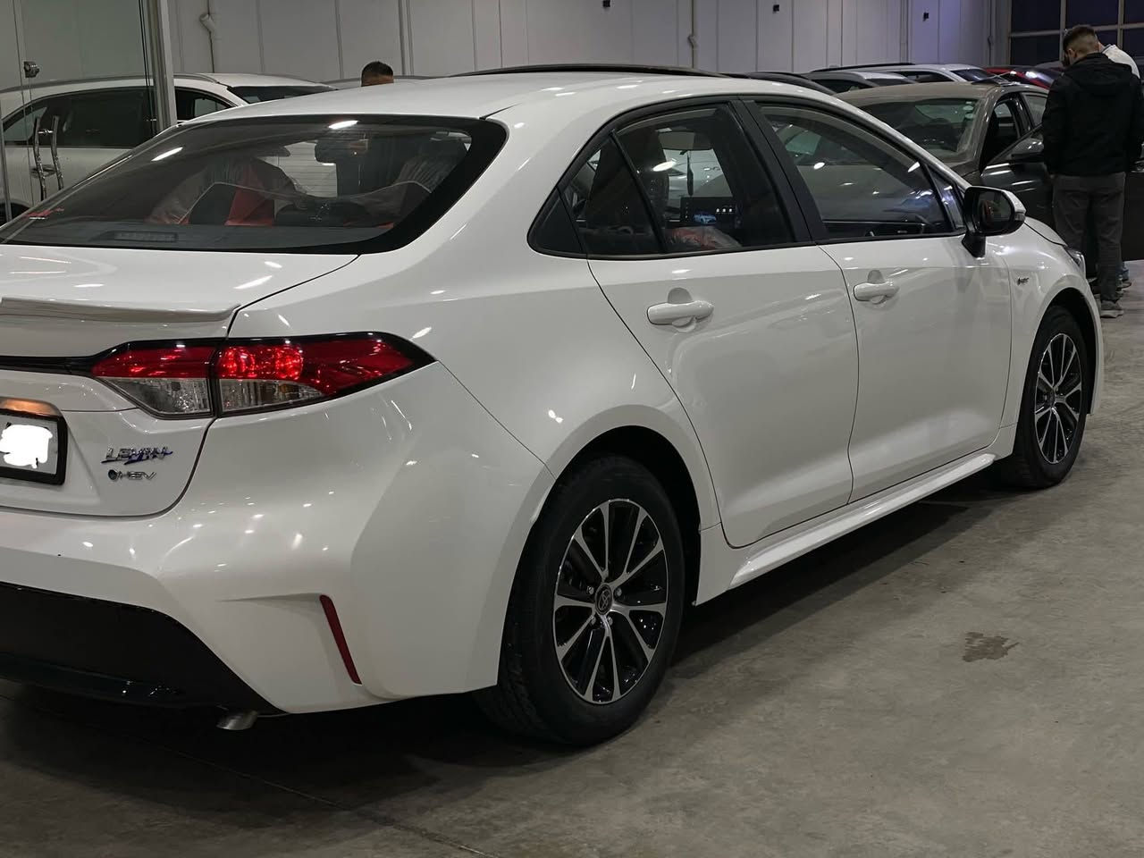 تويوتا كورلا 2025هايبرد ماشيه 40الف ورقم بغداد
الجديد وتحويل مباشر 

السيارة فول مواصفات 1/1 كرسي كهرباء
و داخل لون احمر و اسود جلد اصلي وفتحة 
السيارة مكفولة كفالة وابيع شرط السونار و
السيارة مفحوصة سونار موجود سيارة جديد
السعر هو 12000$ الف دولار
و بيه مجال حك الجية ومكاني بغداد ورقمي 
للاتصال او استفسار ‏‪0773 267 8410‬‏
واتساب هم موجود 
السيارة بصمة و سلايد و كرسي كهرباء و 
داخل لون احمر و اسود جلد و رادار امامي
وتثبيت مسار و وكامرة خلفية و دشبول 
ديجتال و شاشة كبيرة و اوتو هولد وهاند بريك لمس وبعد هواي مواصفات
